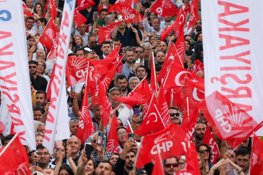 Tarihi zaferin ardından Özel'den İzmir çıkarması