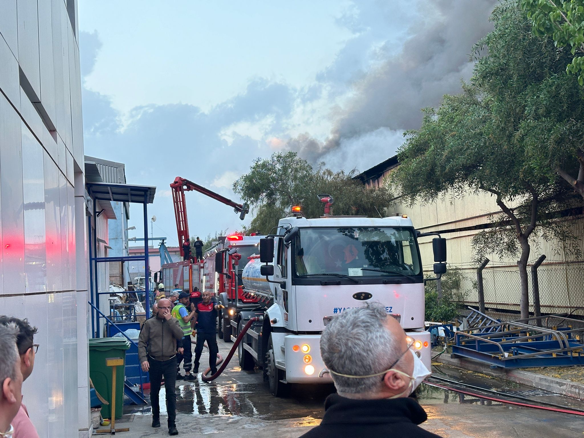 İzmir'de, kaplama fabrikasındaki yangın plastik fabrikasına da sıçradı
