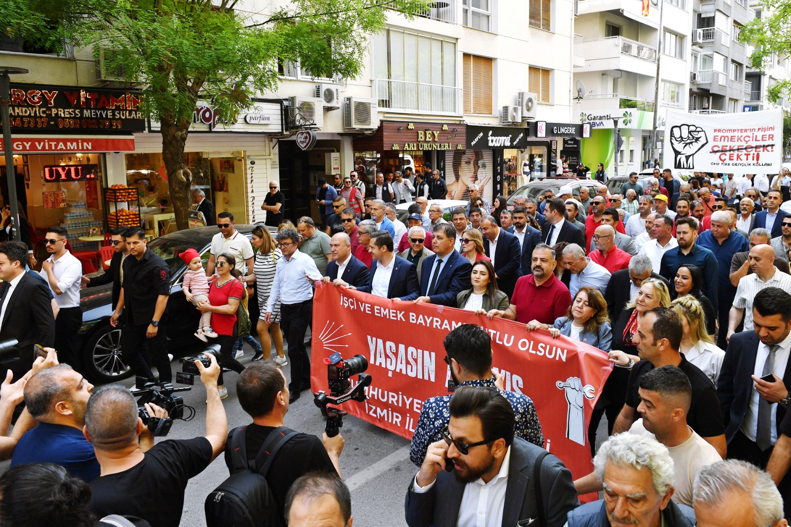 İzmir’de 1 Mayıs, Gündoğdu Meydanı'nda kutlandı