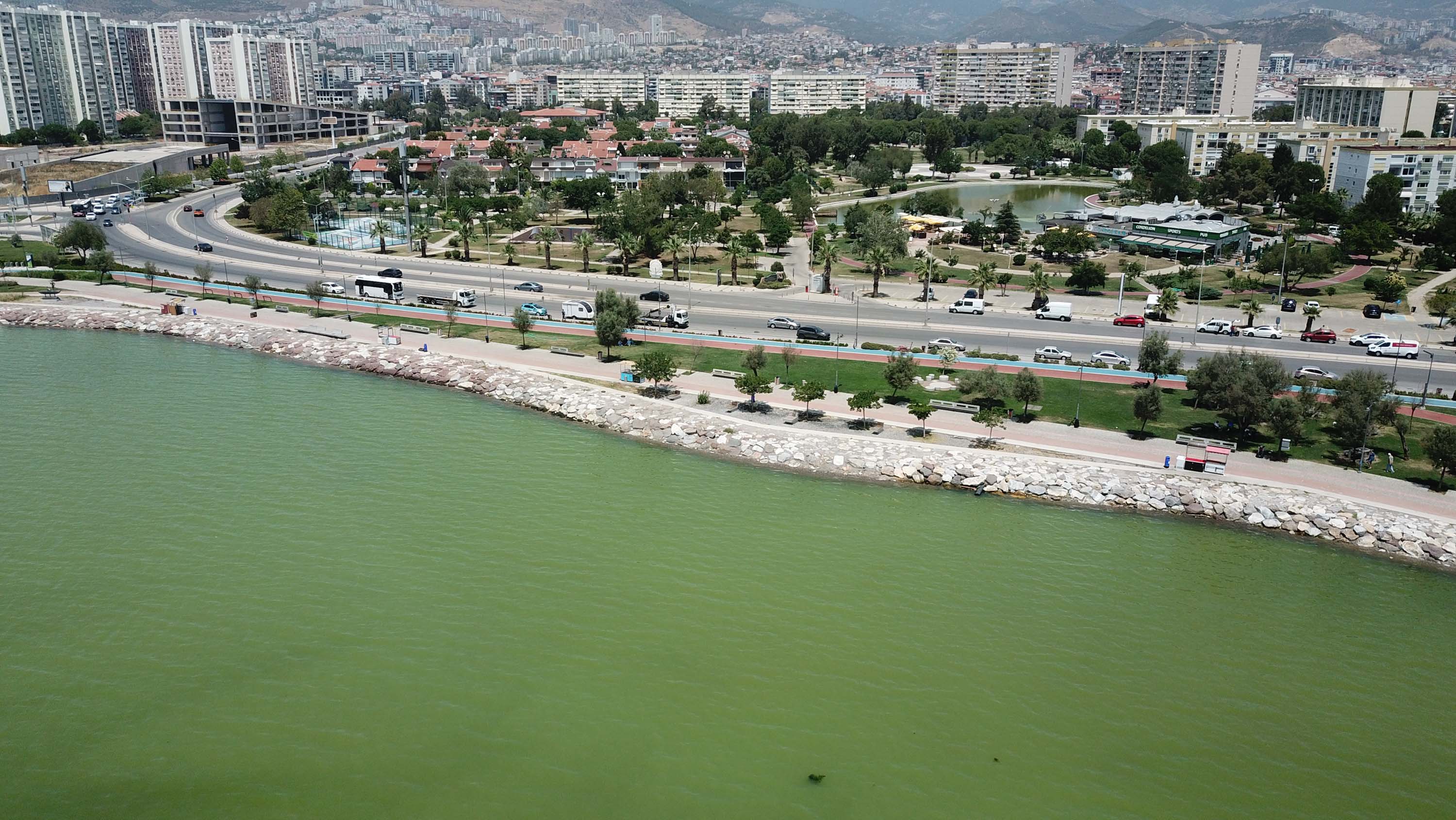 İzmir'de denizin rengi değişti