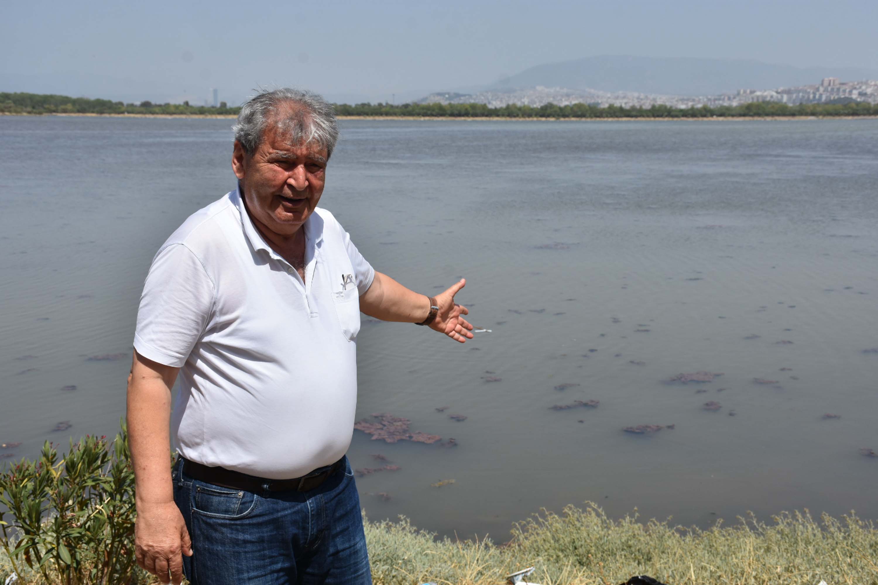 İzmir'de denizin rengi değişti