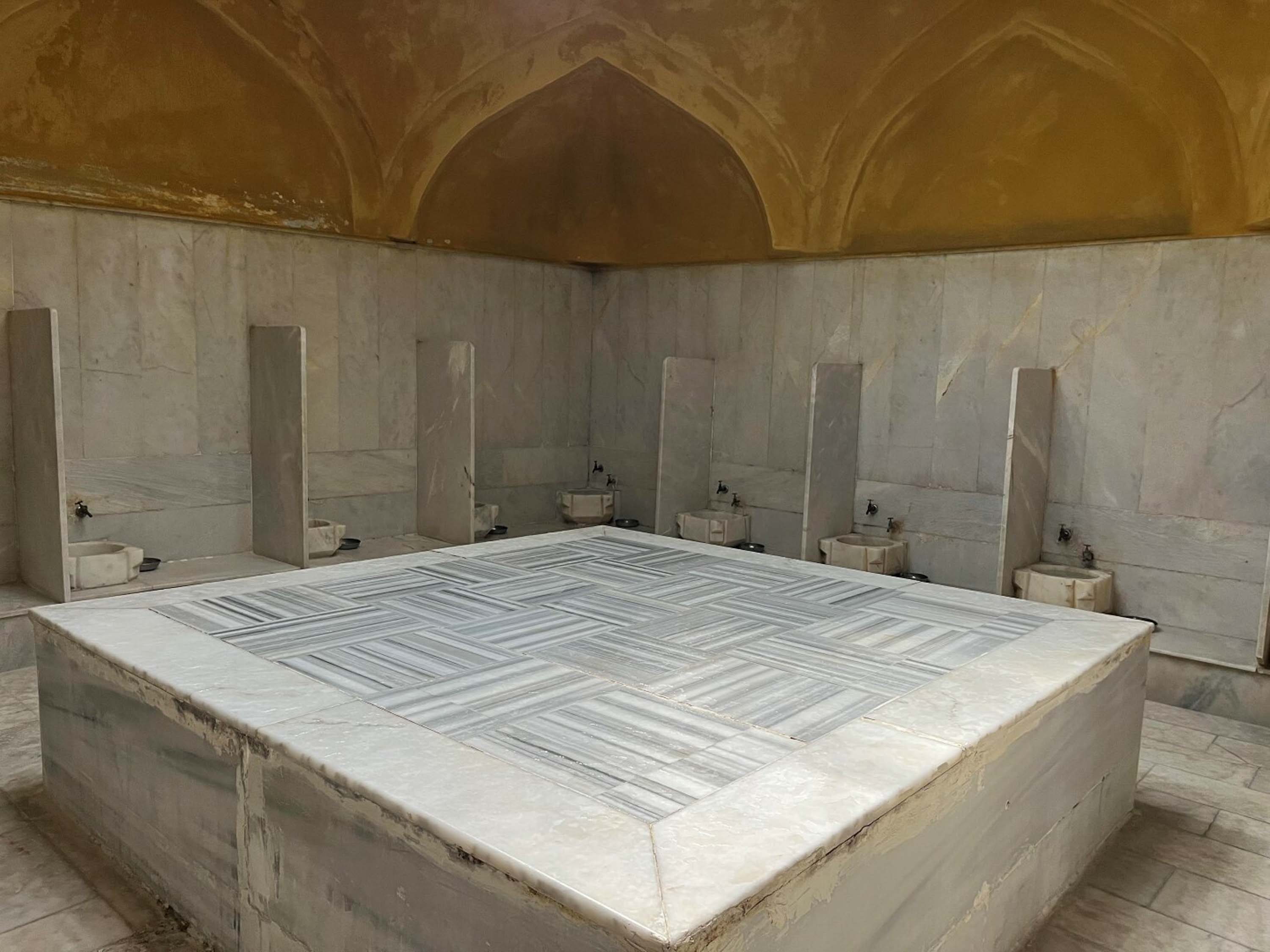 İzmir'in tarihi hamam, sebil ve çeşmeleri zamana yenik düşüyor