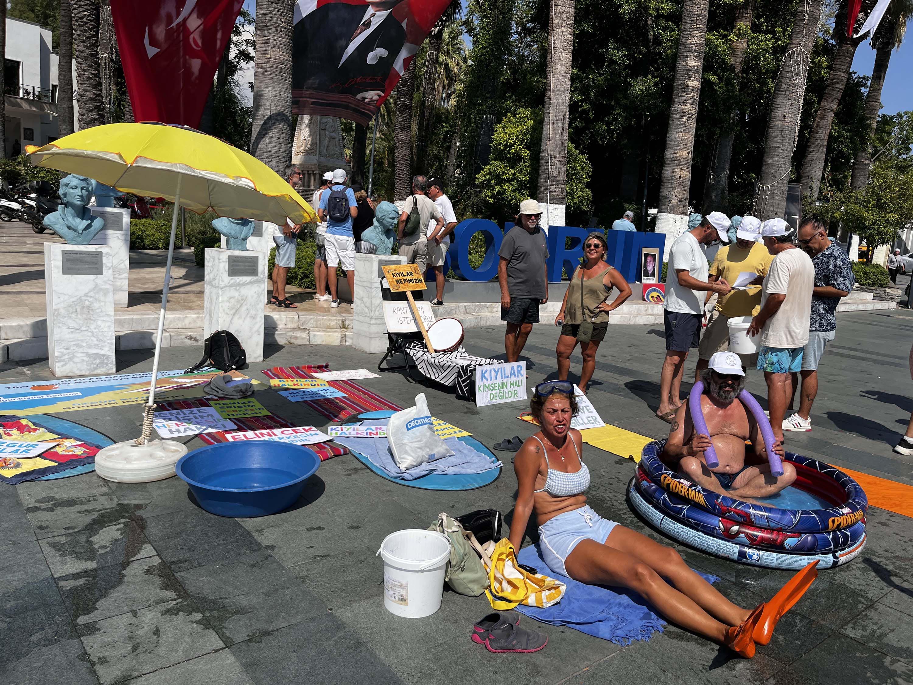 Bodrum'da şezlonglu, havlulu ve havuzlu eylem