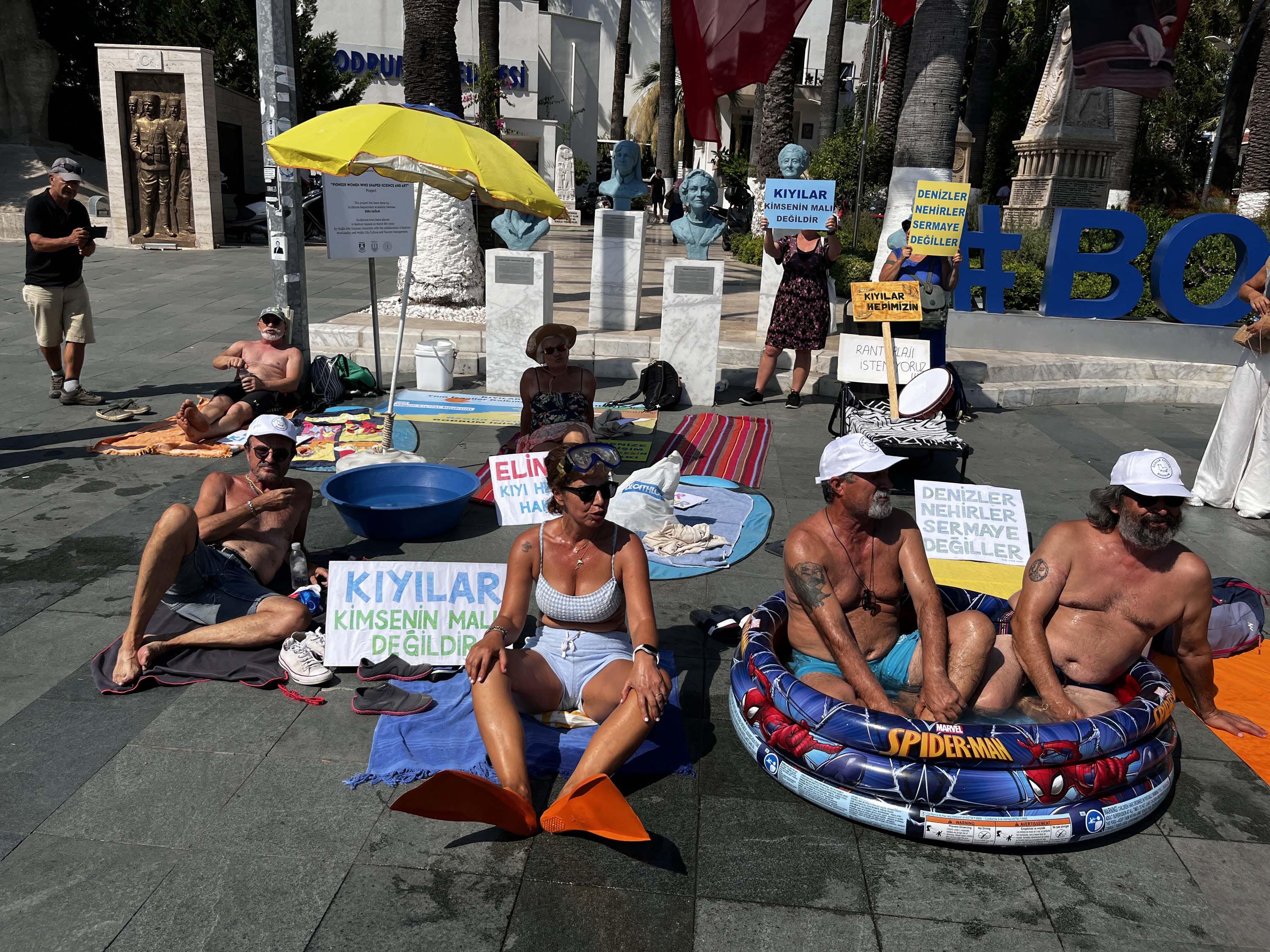 Bodrum'da şezlonglu, havlulu ve havuzlu eylem