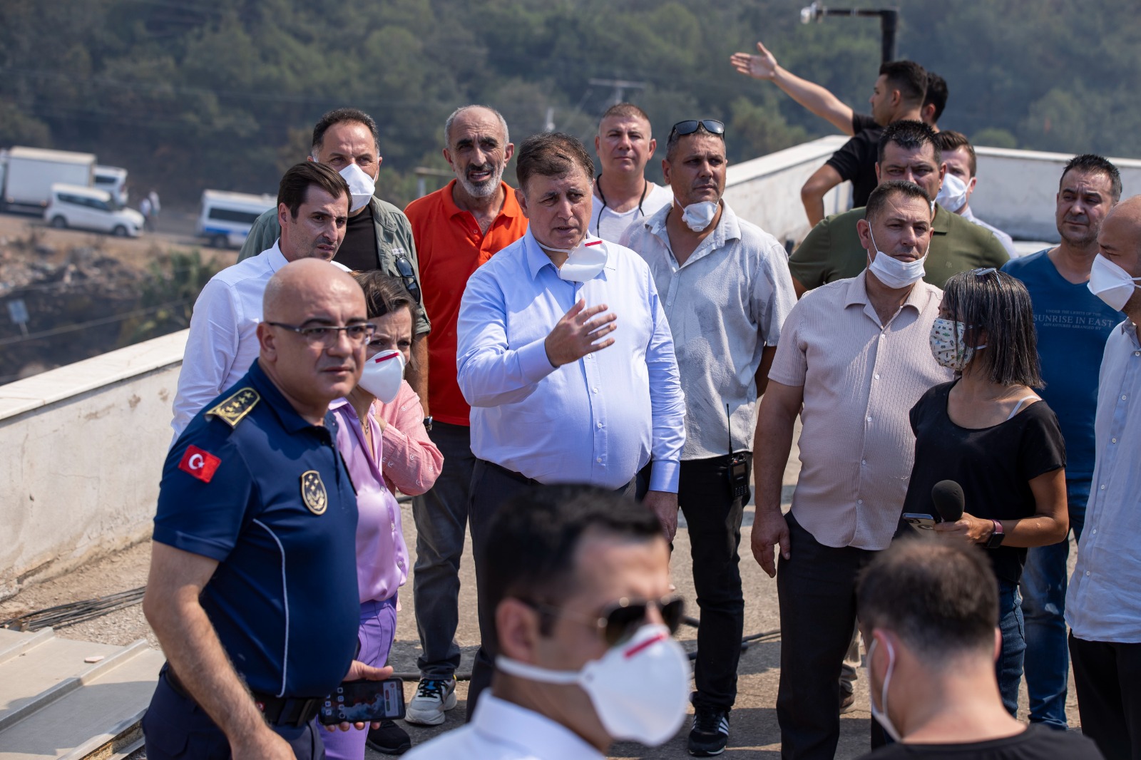 Başkan Tugay yangın bölgesinde incelemelerde bulundu