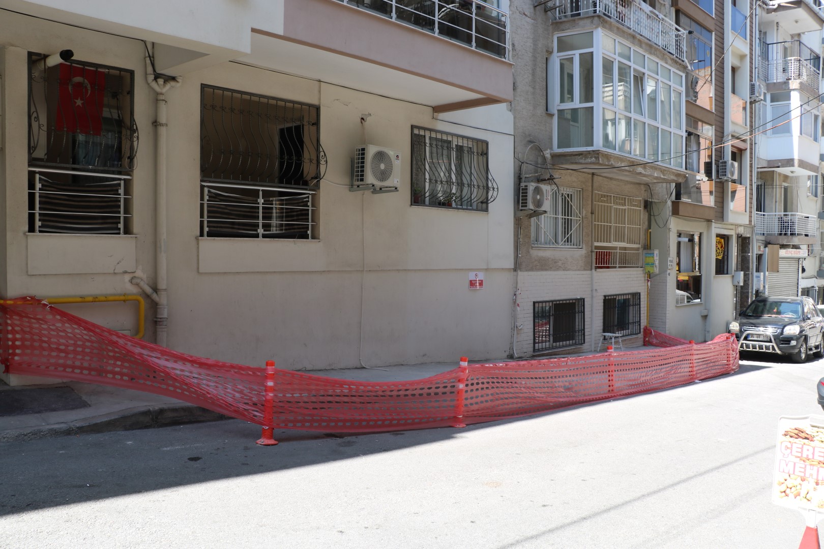 Metro çalışmasında tünel açma makinesi evlerin duvarlarını çatlattı iddiası