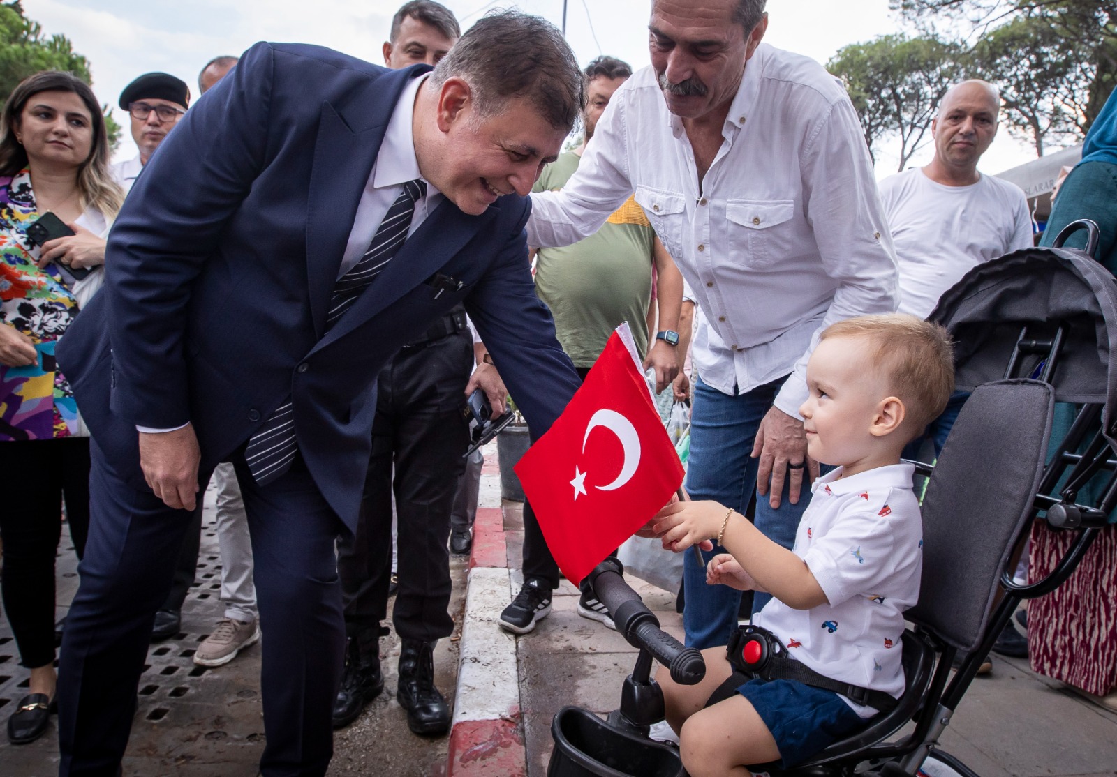 Başkan Tugay, 88. Uluslararası Bergama Kermesi’ne katıldı