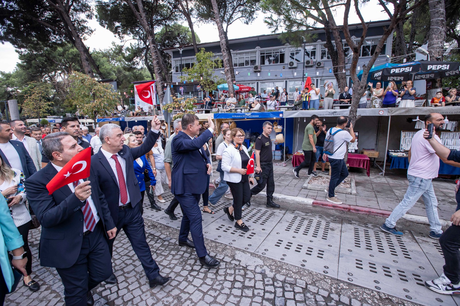 Başkan Tugay, 88. Uluslararası Bergama Kermesi’ne katıldı