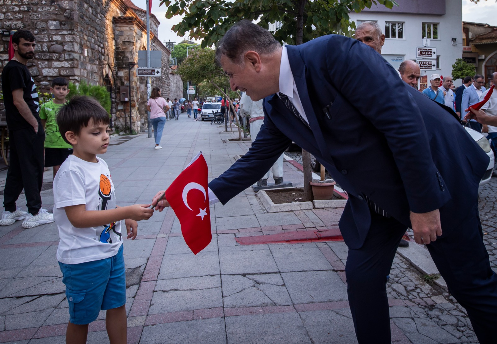 Başkan Tugay, 88. Uluslararası Bergama Kermesi’ne katıldı