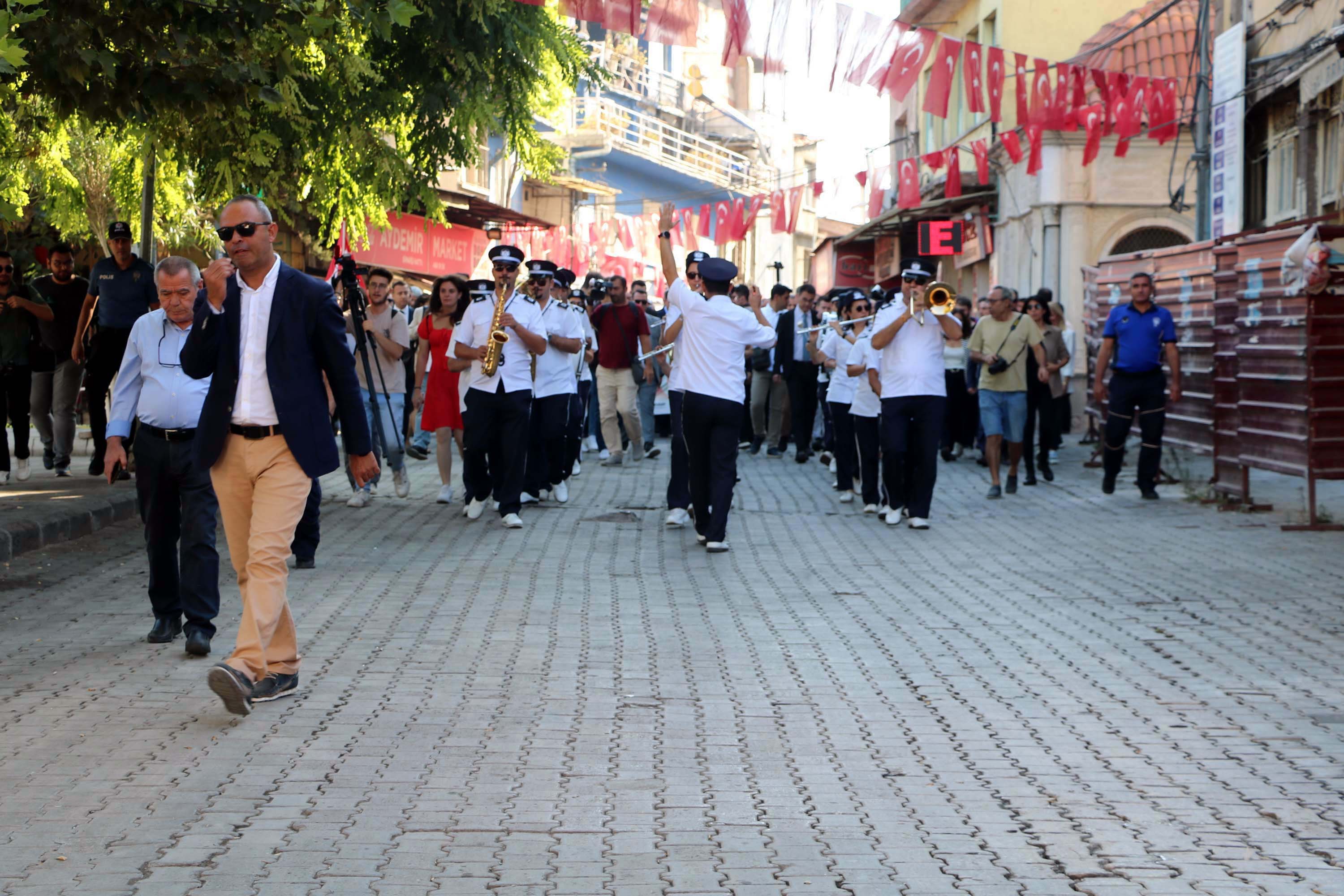 İzmir'de 350 metrelik dev Atatürk Posteri ile Zafer Yürüyüşü