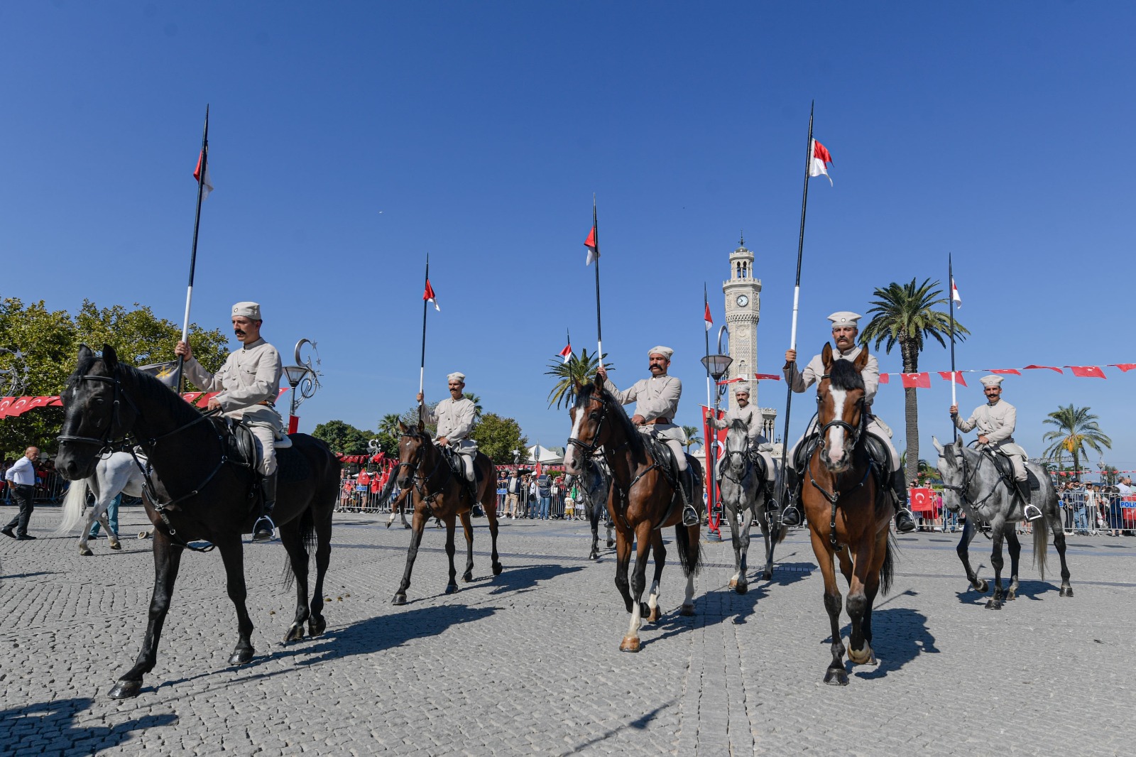 İzmir'de 350 metrelik dev Atatürk Posteri ile Zafer Yürüyüşü