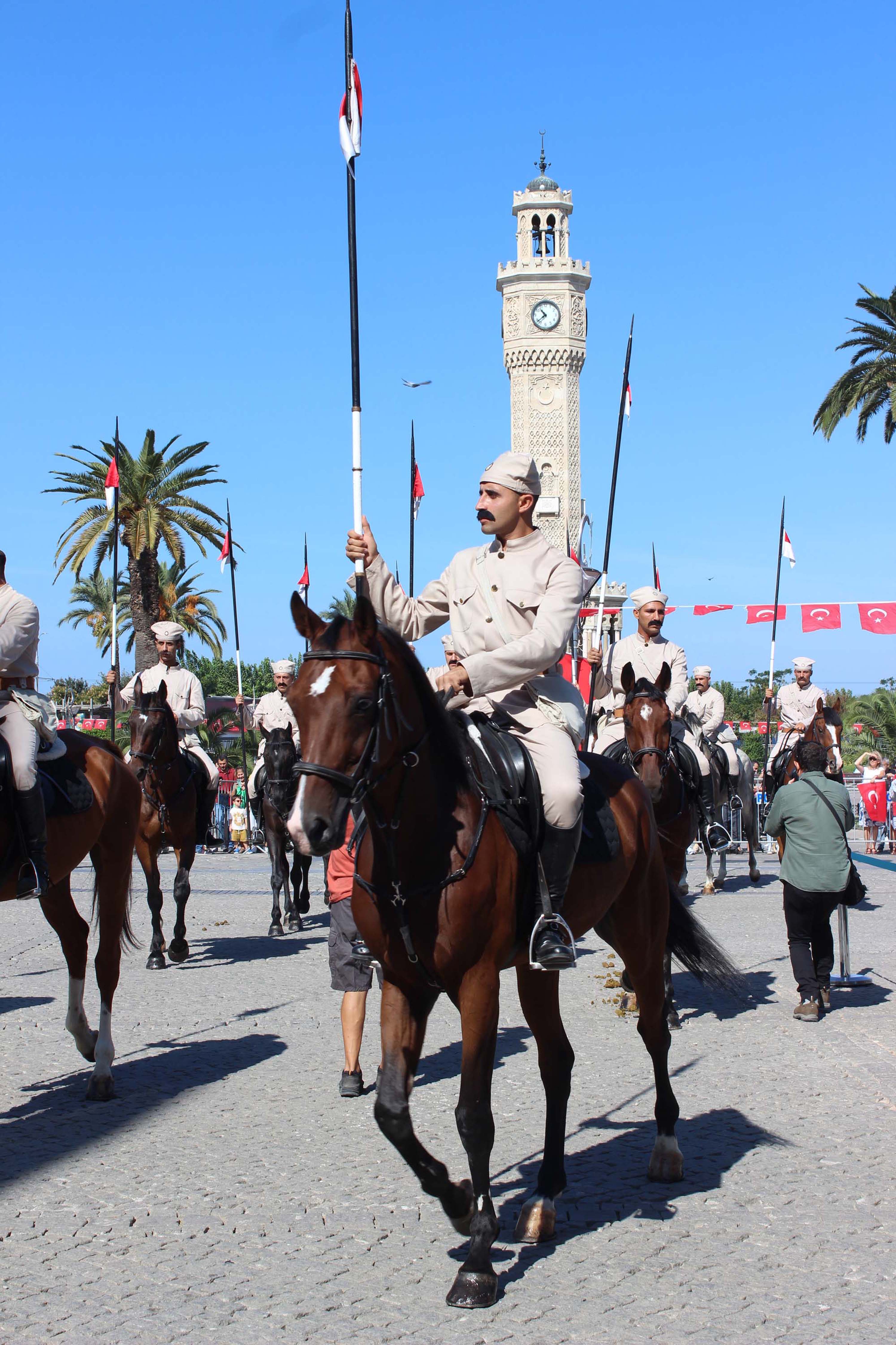 İzmir'de 350 metrelik dev Atatürk Posteri ile Zafer Yürüyüşü