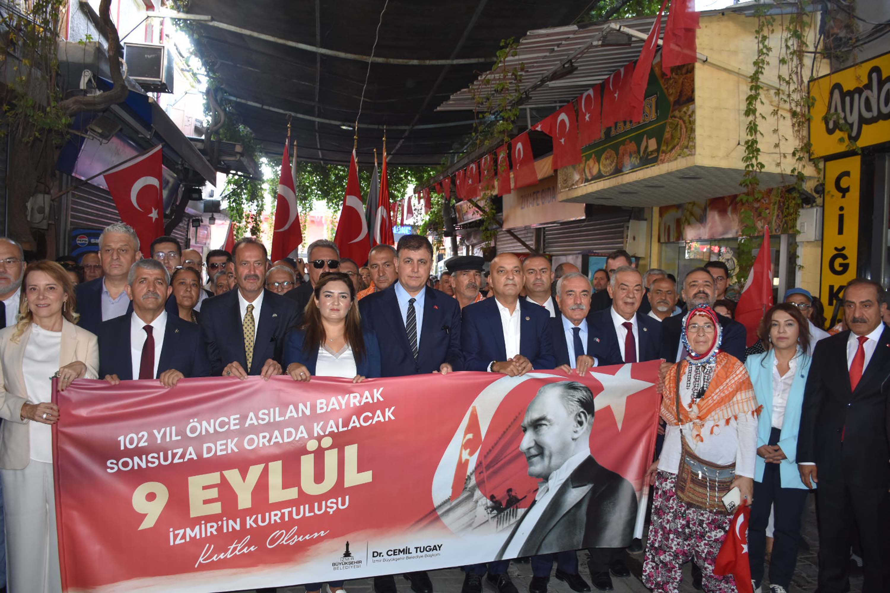 İzmir'de 350 metrelik dev Atatürk Posteri ile Zafer Yürüyüşü