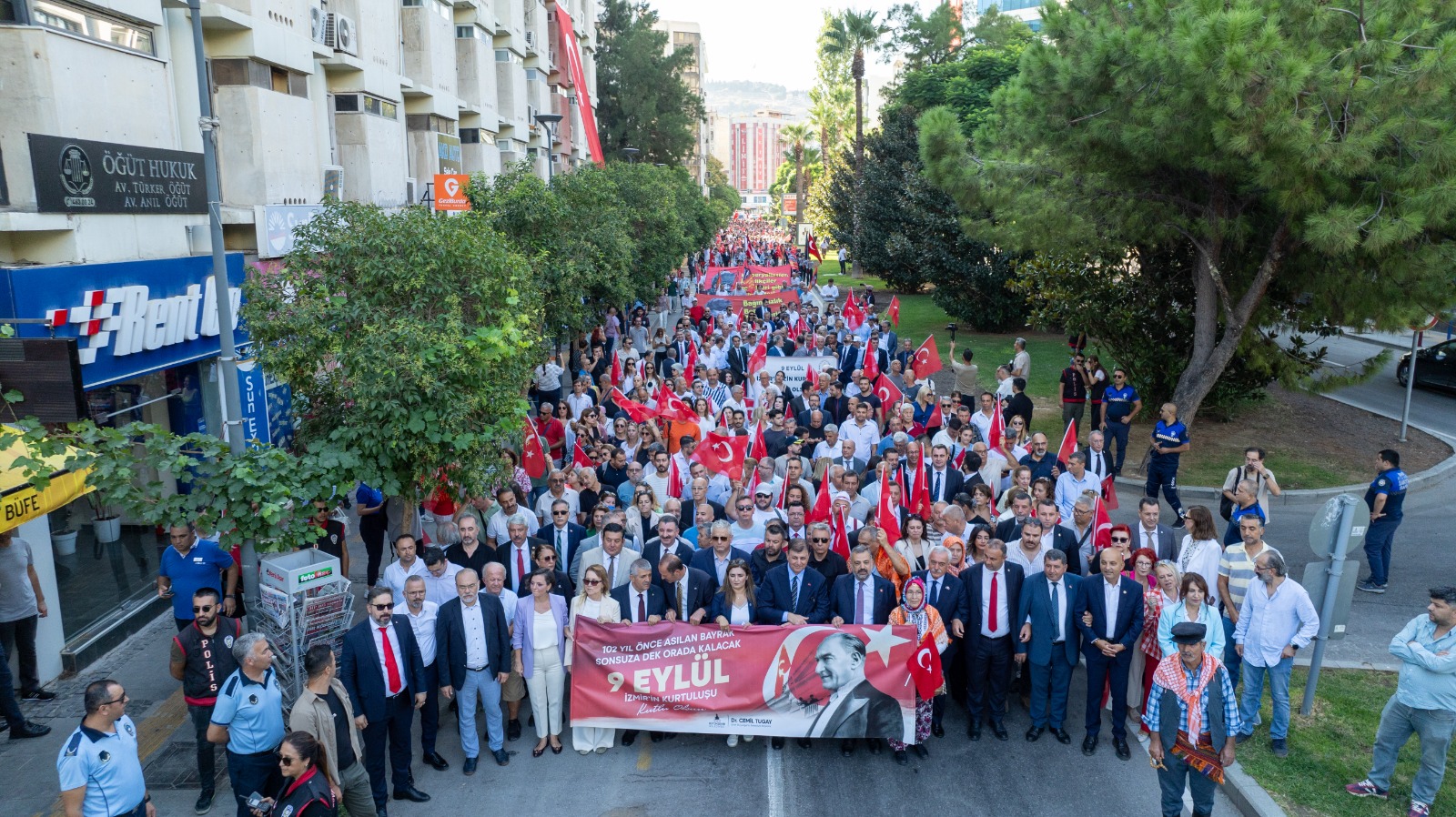 İzmir'de 350 metrelik dev Atatürk Posteri ile Zafer Yürüyüşü