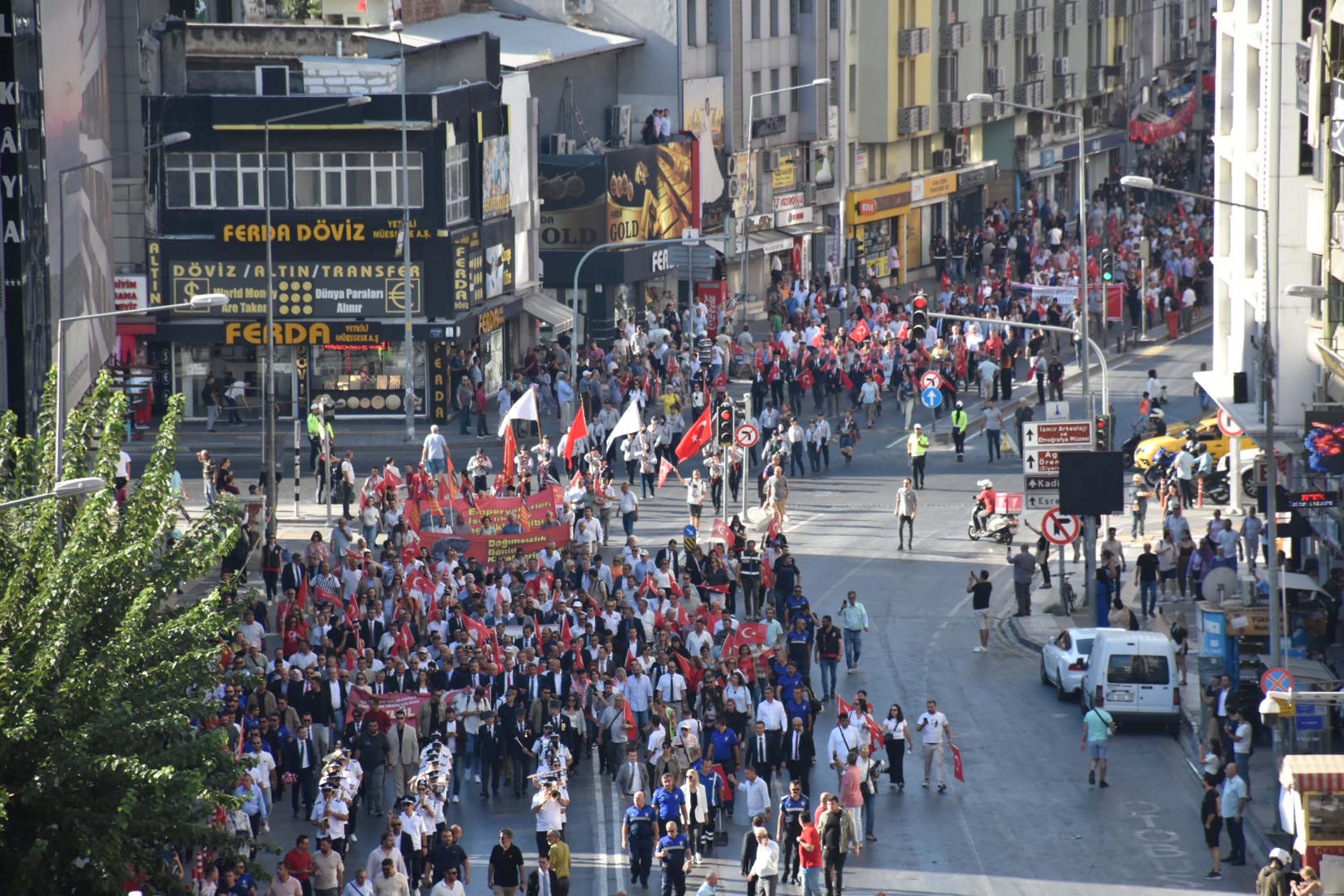 İzmir'de 350 metrelik dev Atatürk Posteri ile Zafer Yürüyüşü