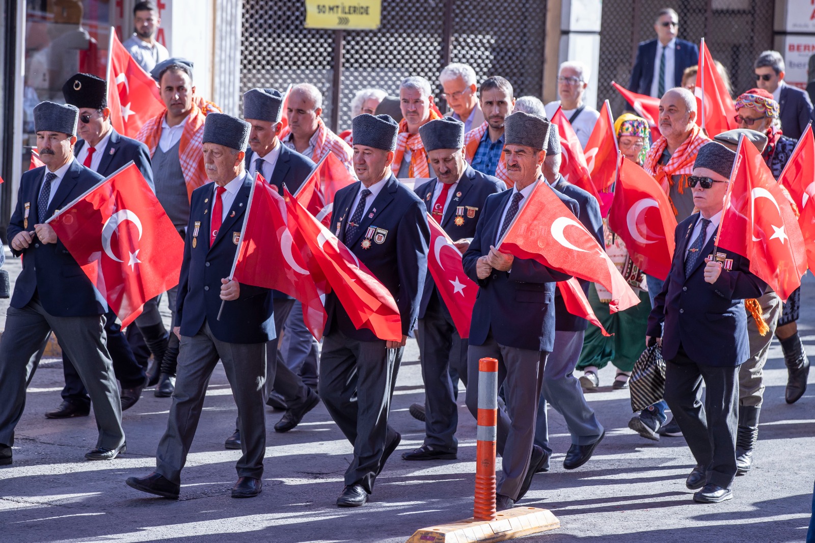 İzmir'de 350 metrelik dev Atatürk Posteri ile Zafer Yürüyüşü