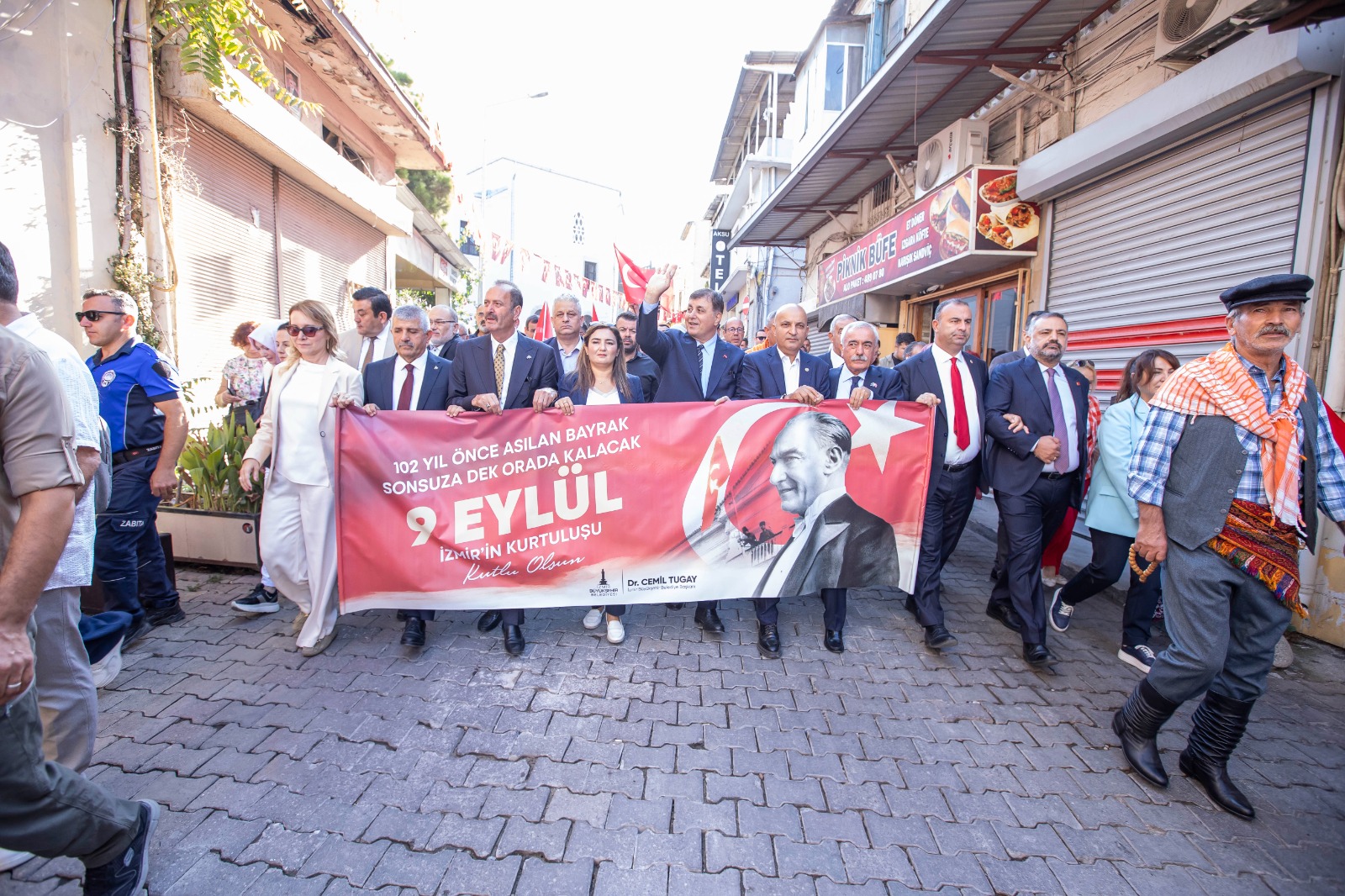 İzmir'de 350 metrelik dev Atatürk Posteri ile Zafer Yürüyüşü