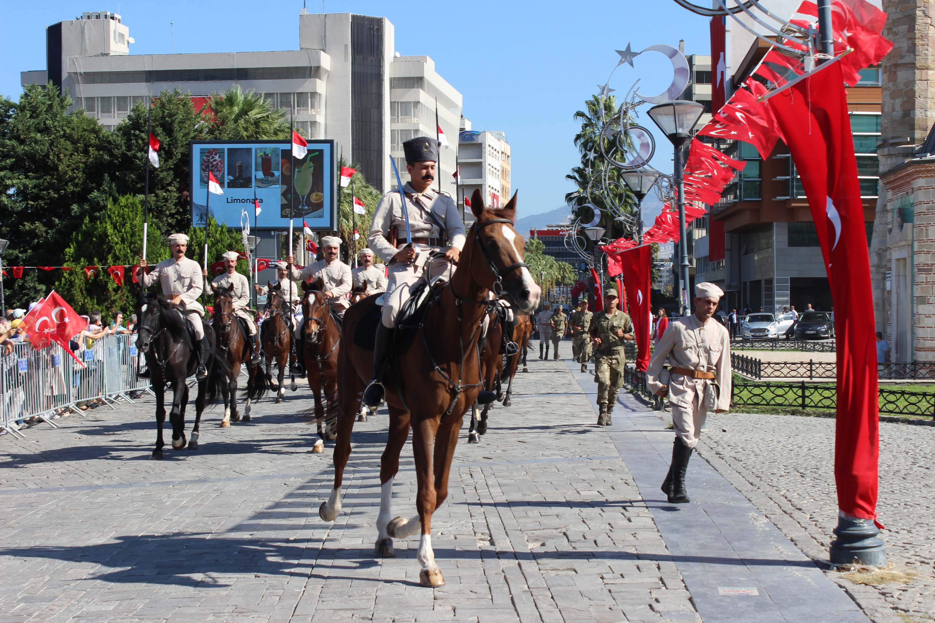 İzmir'de 350 metrelik dev Atatürk Posteri ile Zafer Yürüyüşü