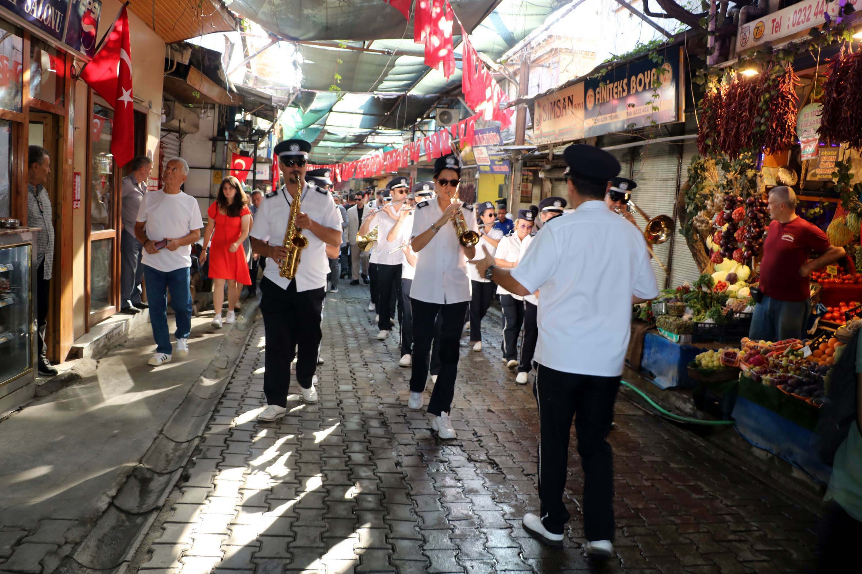 İzmir'de 350 metrelik dev Atatürk Posteri ile Zafer Yürüyüşü