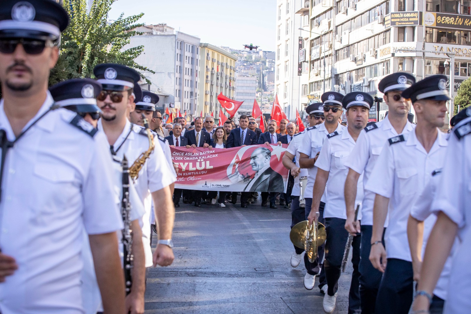 İzmir'de 350 metrelik dev Atatürk Posteri ile Zafer Yürüyüşü