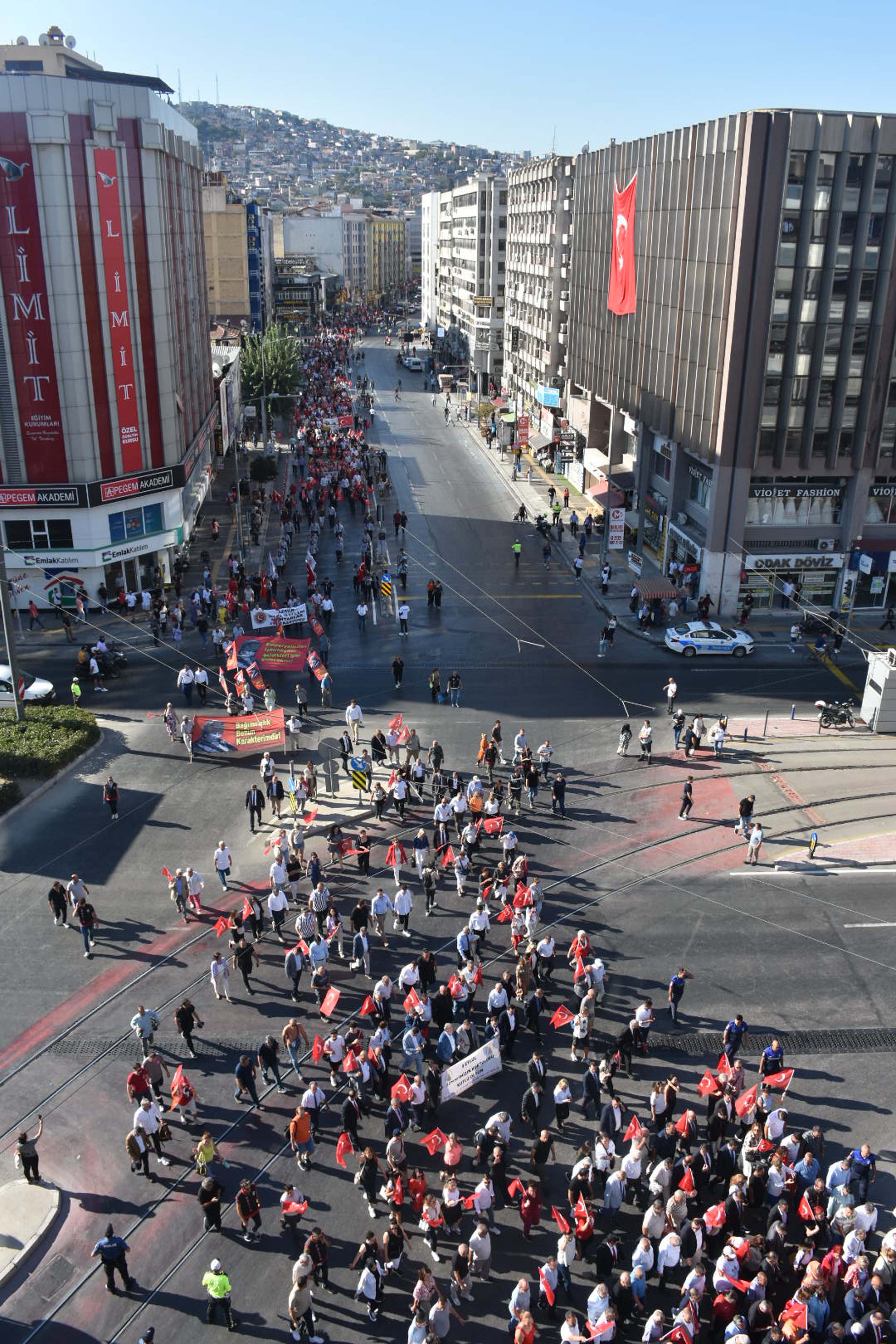 İzmir'de 350 metrelik dev Atatürk Posteri ile Zafer Yürüyüşü