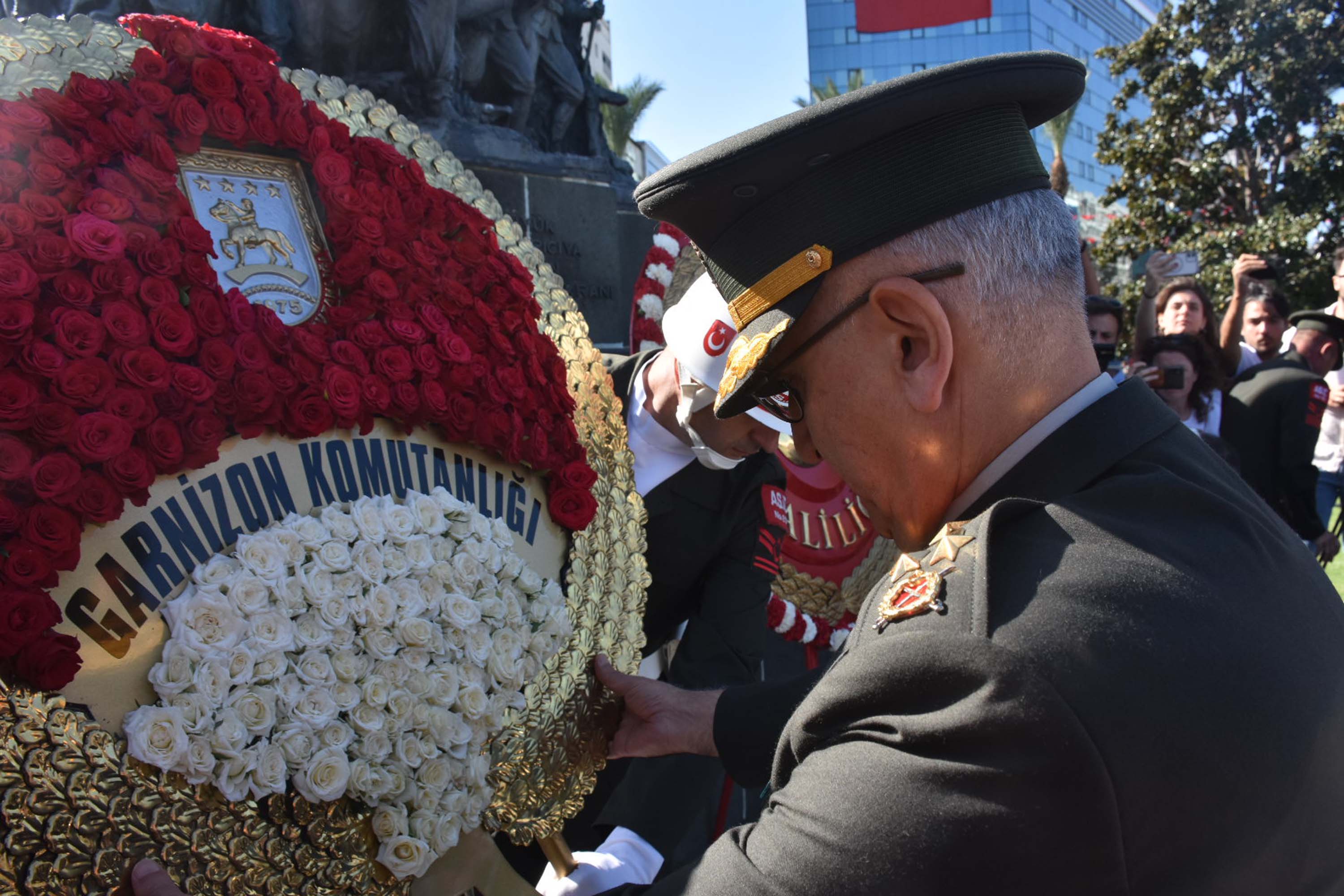 İzmir'de 350 metrelik dev Atatürk Posteri ile Zafer Yürüyüşü