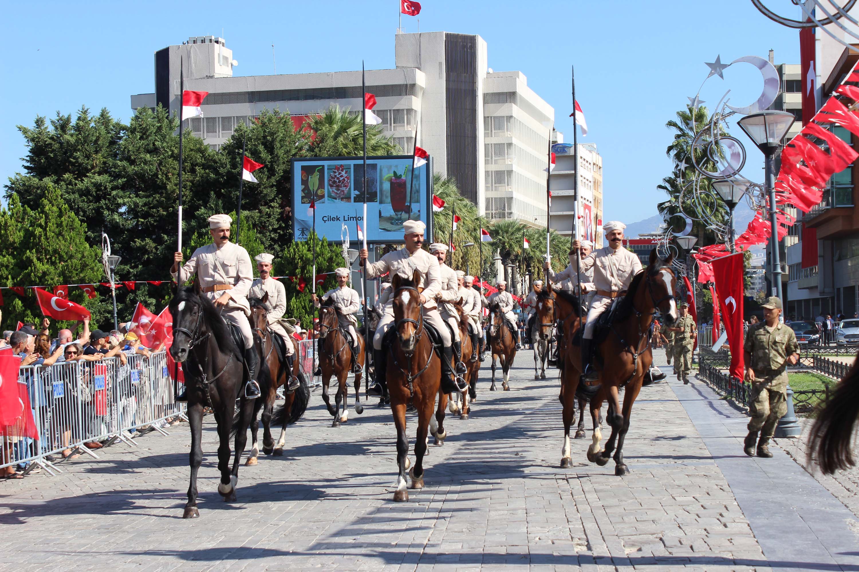 İzmir'de 350 metrelik dev Atatürk Posteri ile Zafer Yürüyüşü