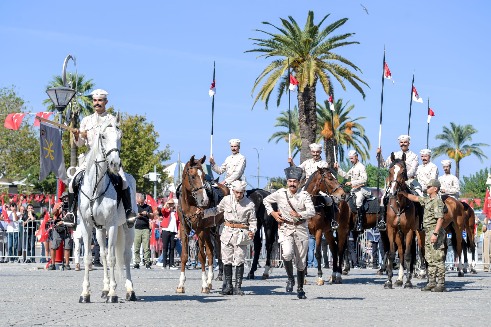 İzmir'de 350 metrelik dev Atatürk Posteri ile Zafer Yürüyüşü