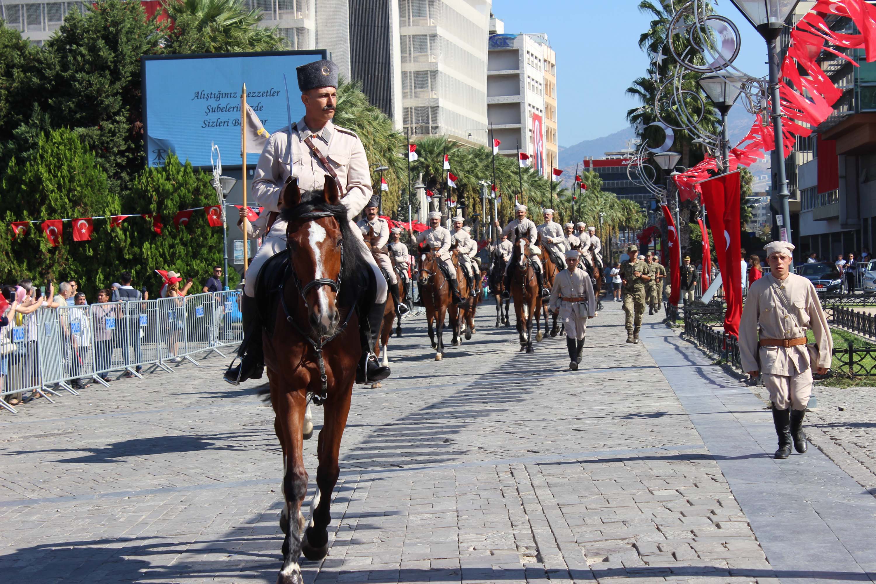 İzmir'de 350 metrelik dev Atatürk Posteri ile Zafer Yürüyüşü