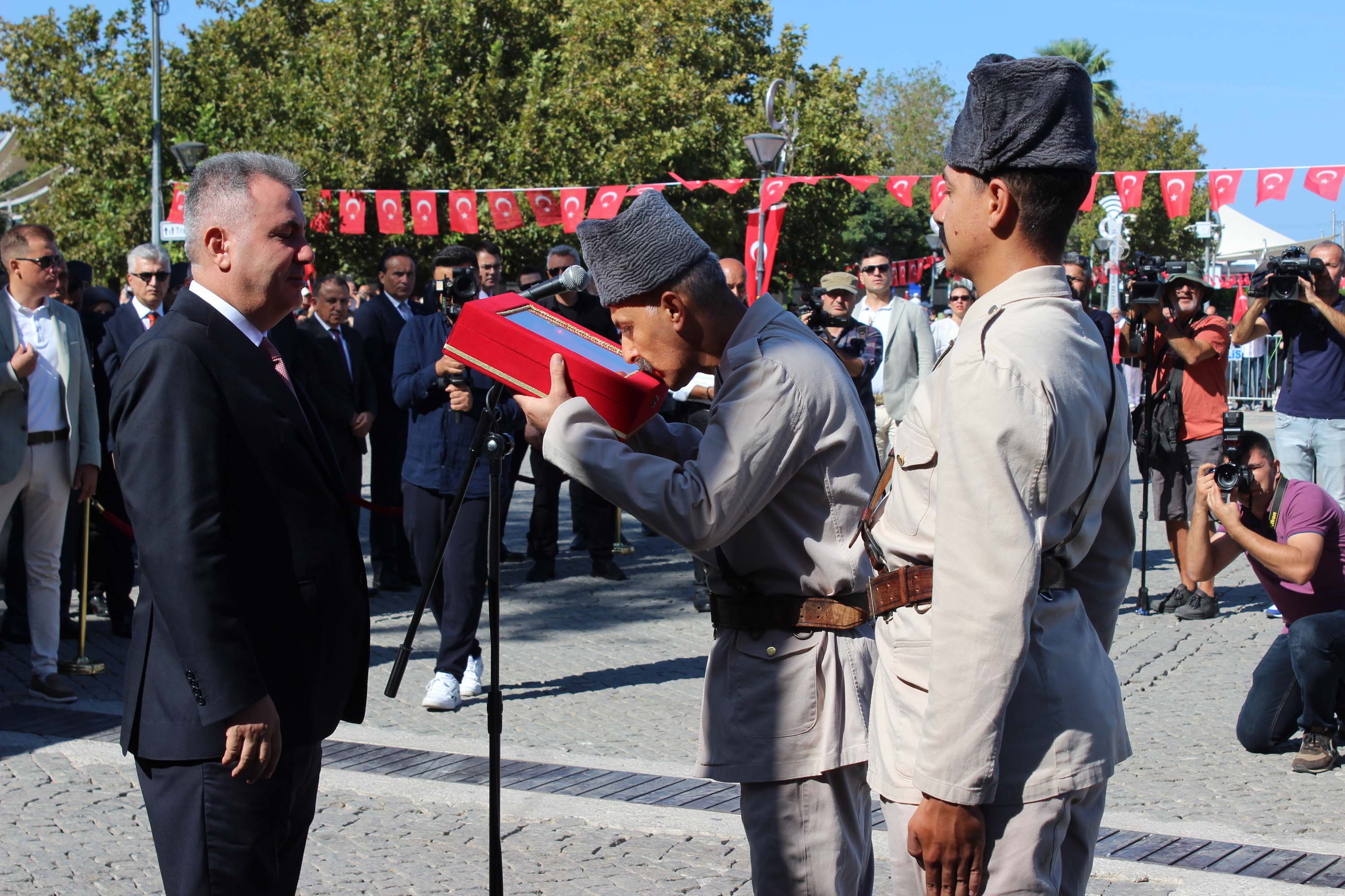 İzmir'de 350 metrelik dev Atatürk Posteri ile Zafer Yürüyüşü