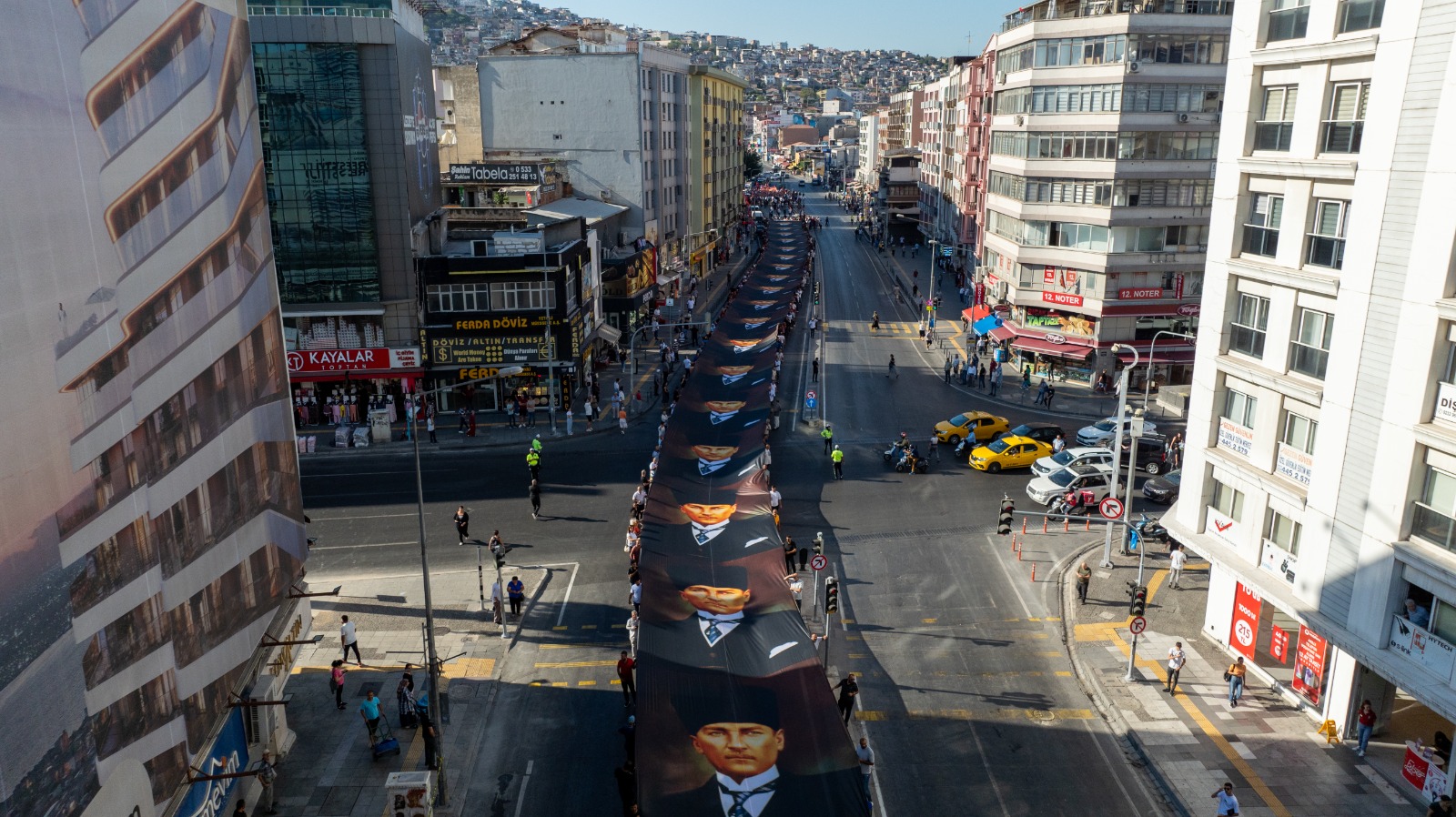 İzmir'de 350 metrelik dev Atatürk Posteri ile Zafer Yürüyüşü