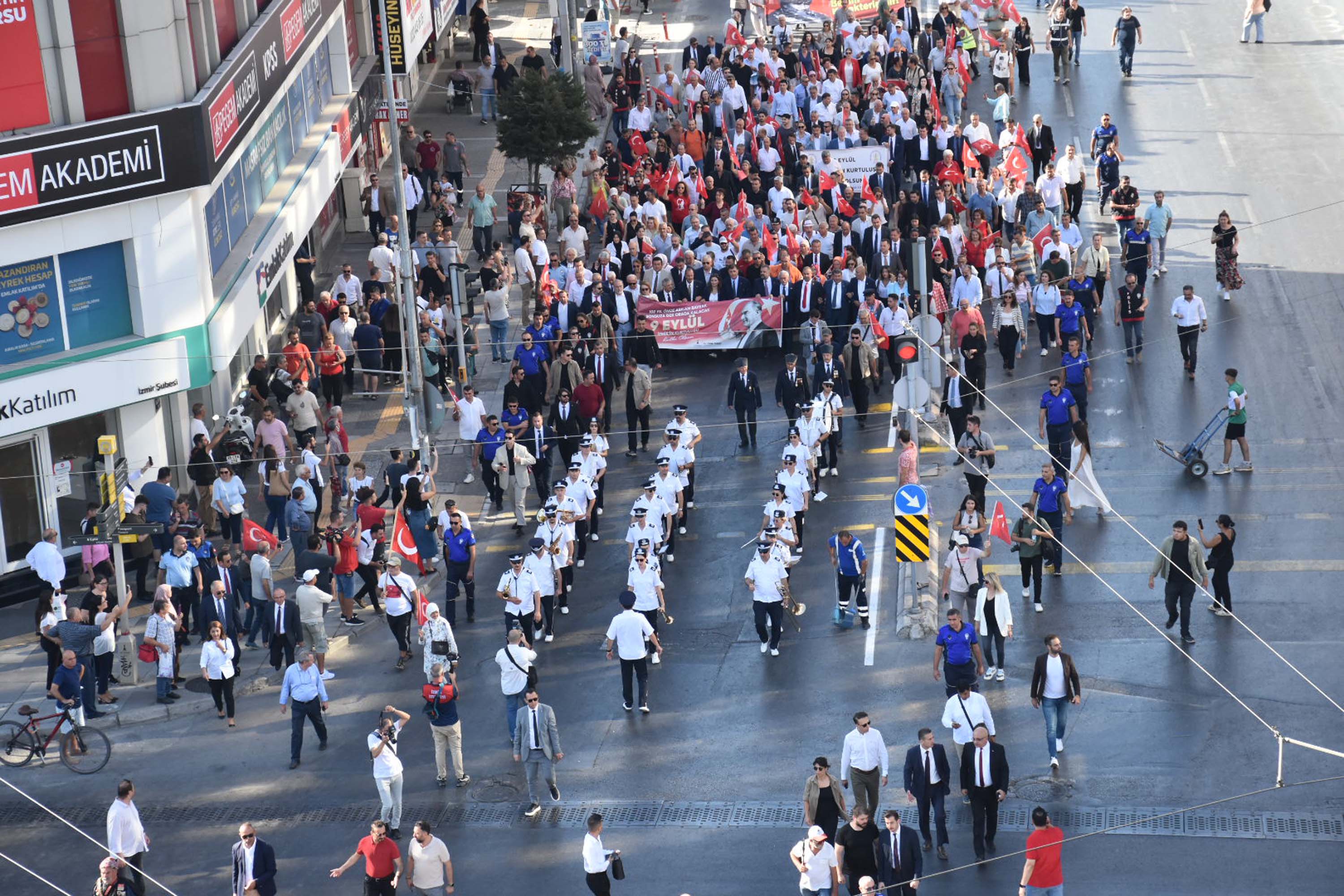 İzmir'de 350 metrelik dev Atatürk Posteri ile Zafer Yürüyüşü