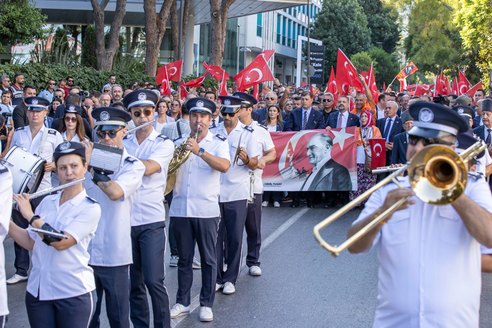 İzmir'de 350 metrelik dev Atatürk Posteri ile Zafer Yürüyüşü