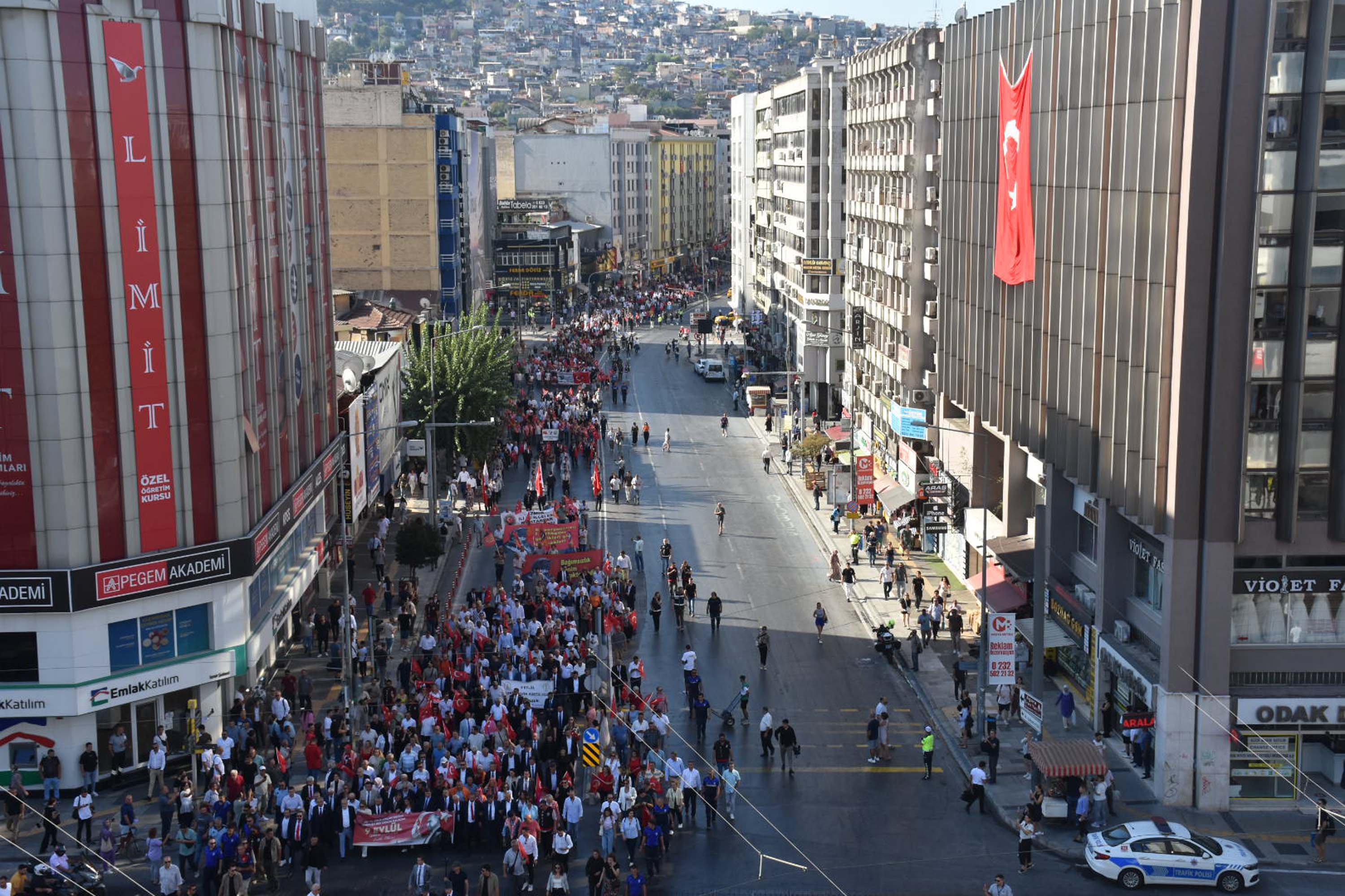 İzmir'de 350 metrelik dev Atatürk Posteri ile Zafer Yürüyüşü