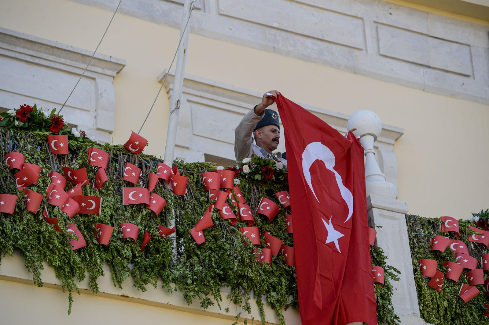 İzmir'de 350 metrelik dev Atatürk Posteri ile Zafer Yürüyüşü