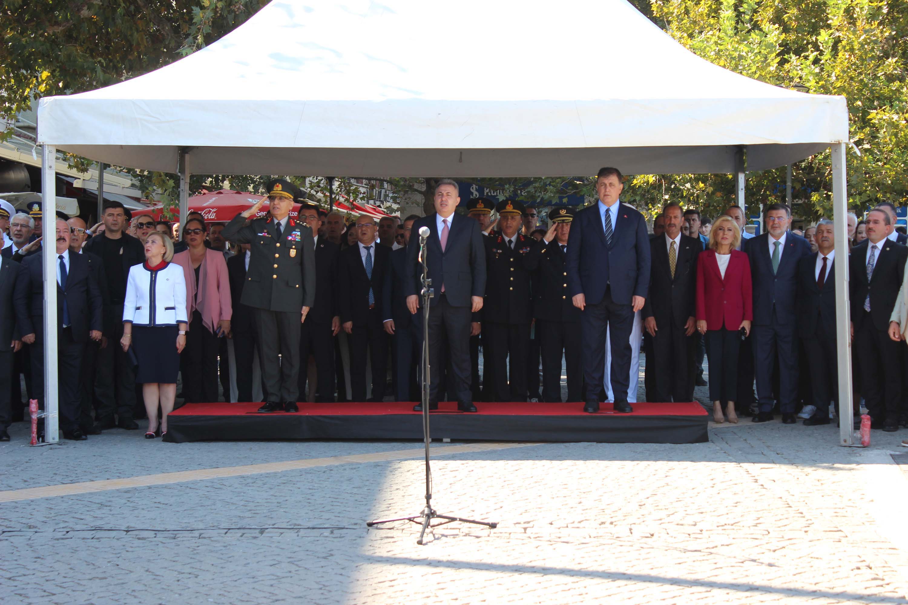 İzmir'de 350 metrelik dev Atatürk Posteri ile Zafer Yürüyüşü