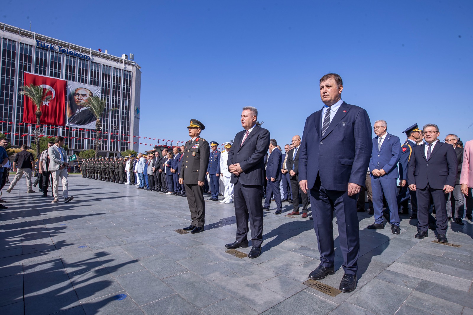 İzmir'de 350 metrelik dev Atatürk Posteri ile Zafer Yürüyüşü