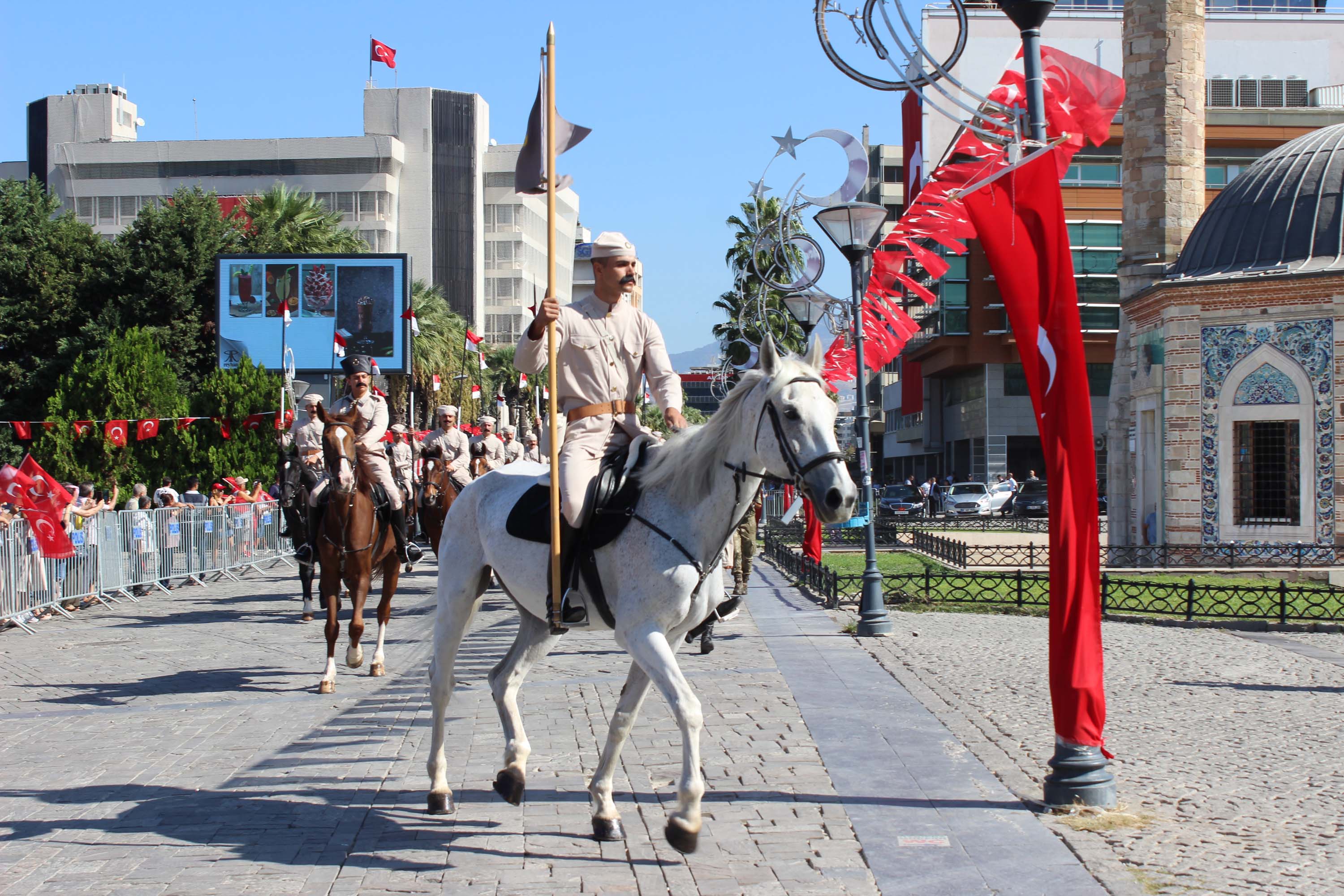 İzmir'de 350 metrelik dev Atatürk Posteri ile Zafer Yürüyüşü