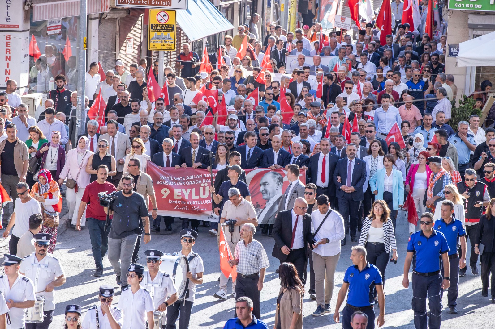 İzmir'de 350 metrelik dev Atatürk Posteri ile Zafer Yürüyüşü