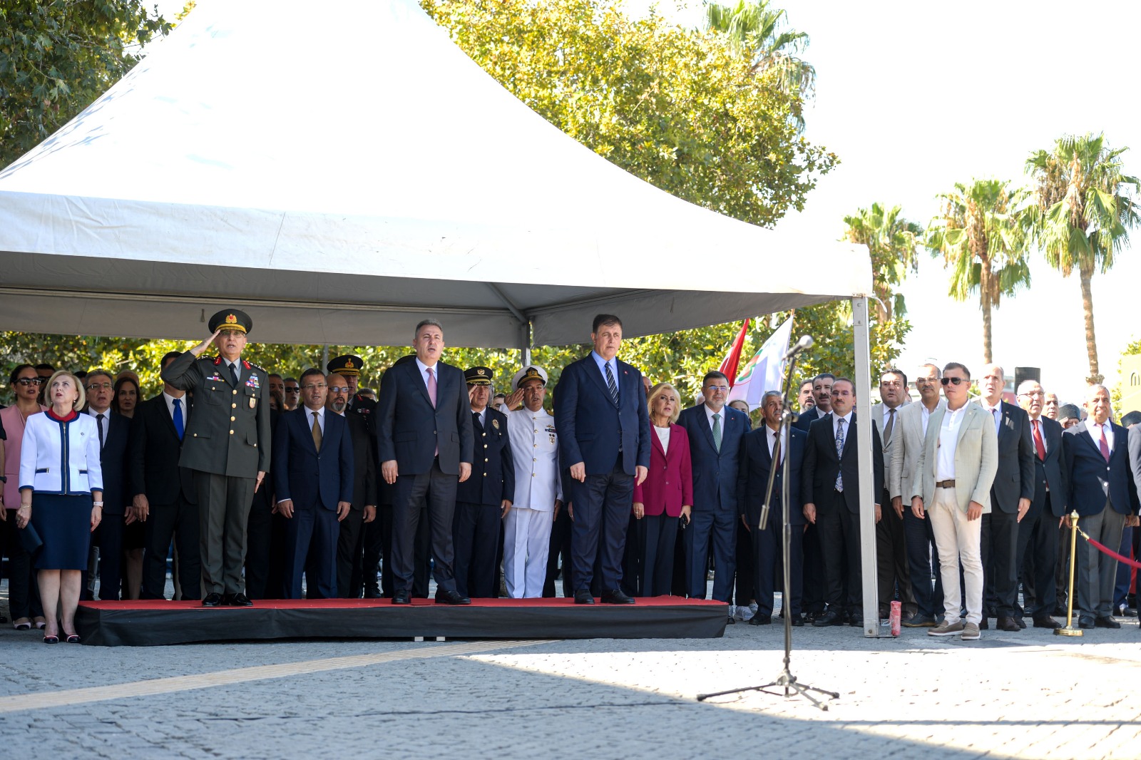 İzmir'de 350 metrelik dev Atatürk Posteri ile Zafer Yürüyüşü