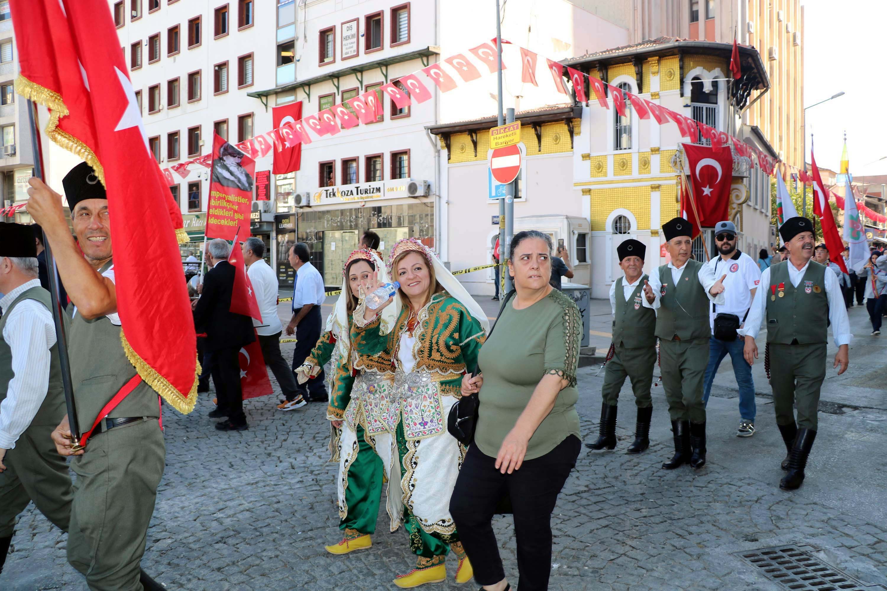 İzmir'de 350 metrelik dev Atatürk Posteri ile Zafer Yürüyüşü