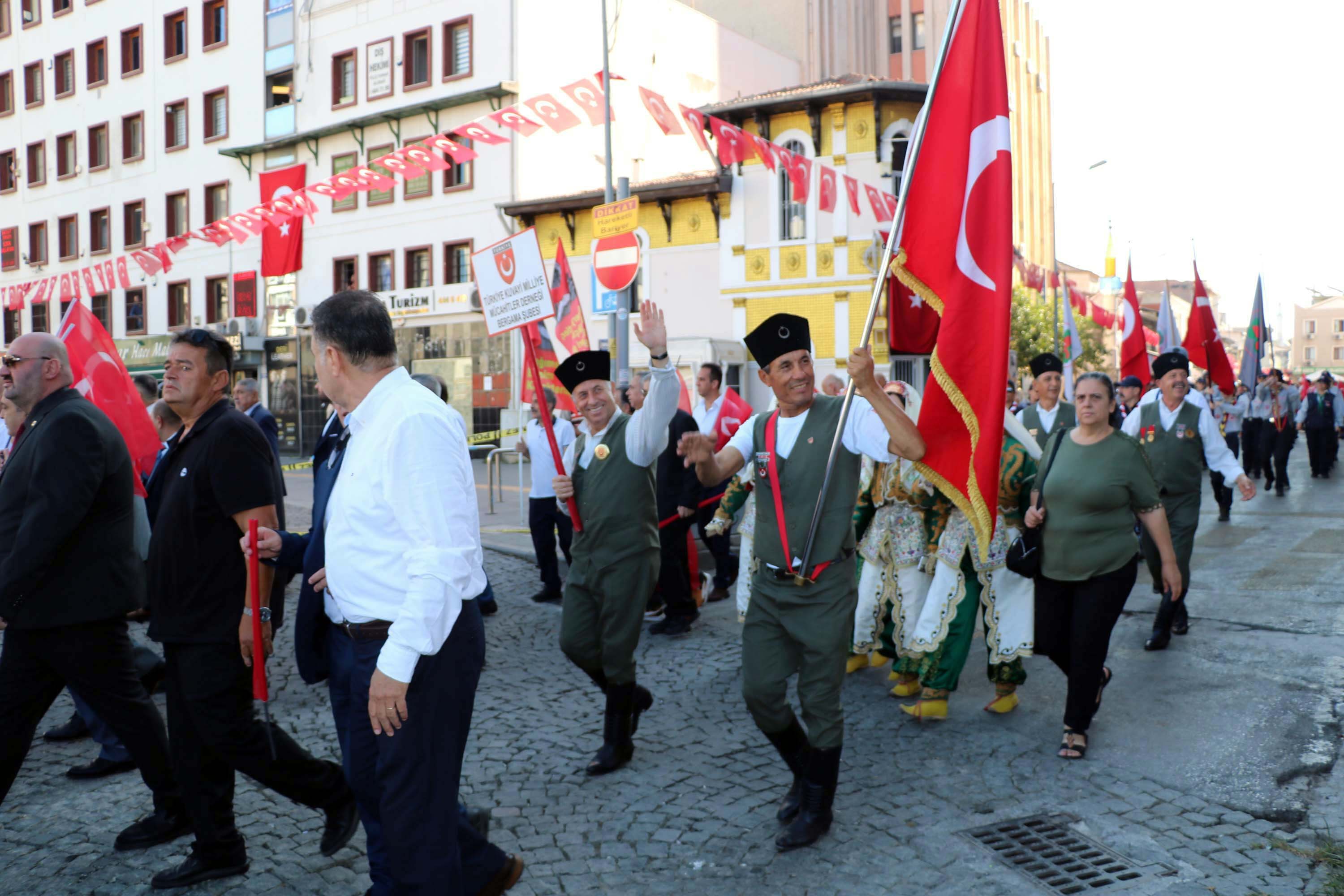 İzmir'de 350 metrelik dev Atatürk Posteri ile Zafer Yürüyüşü