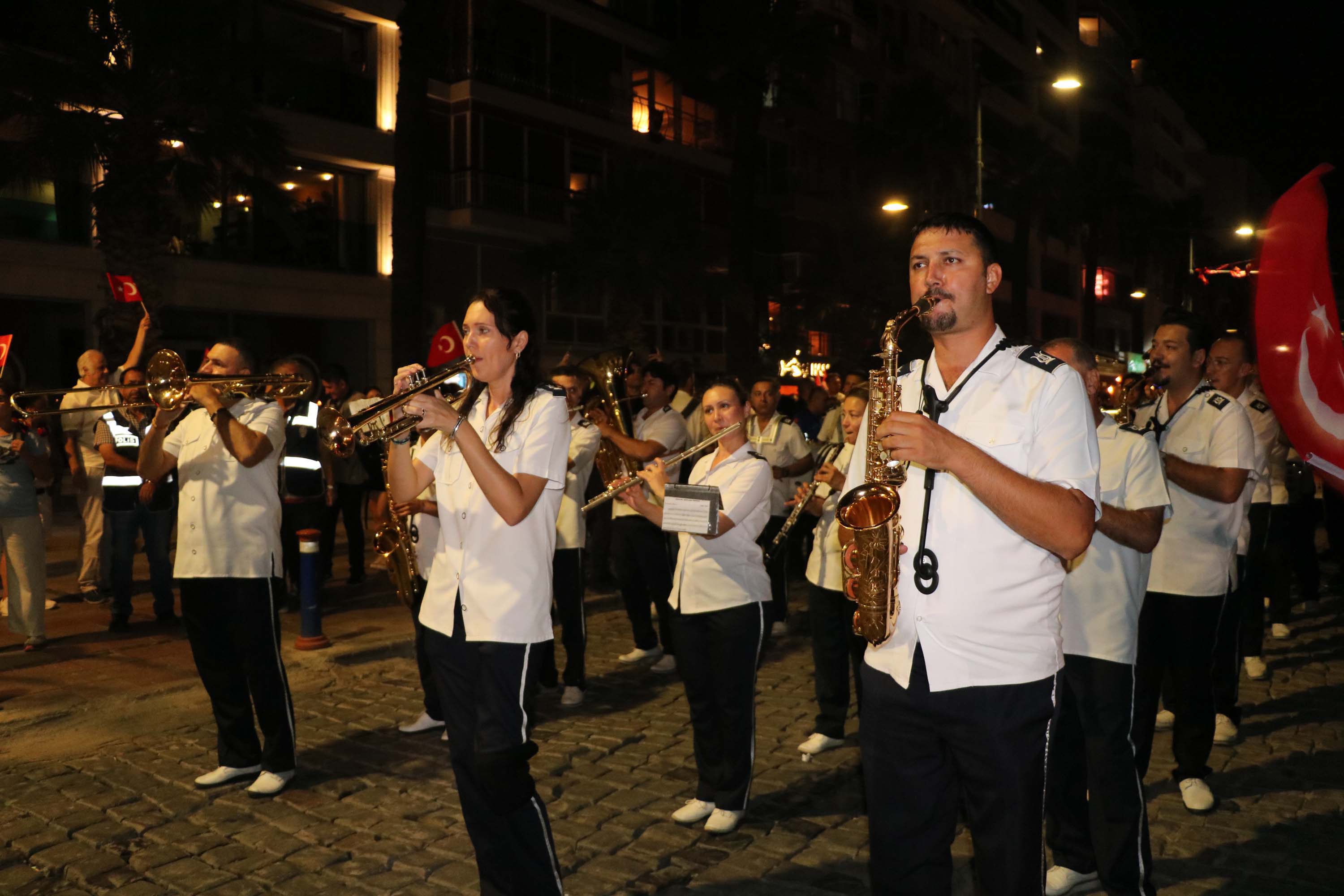 İzmir kurtuluşun 102’nci yıl dönümünde tek ses