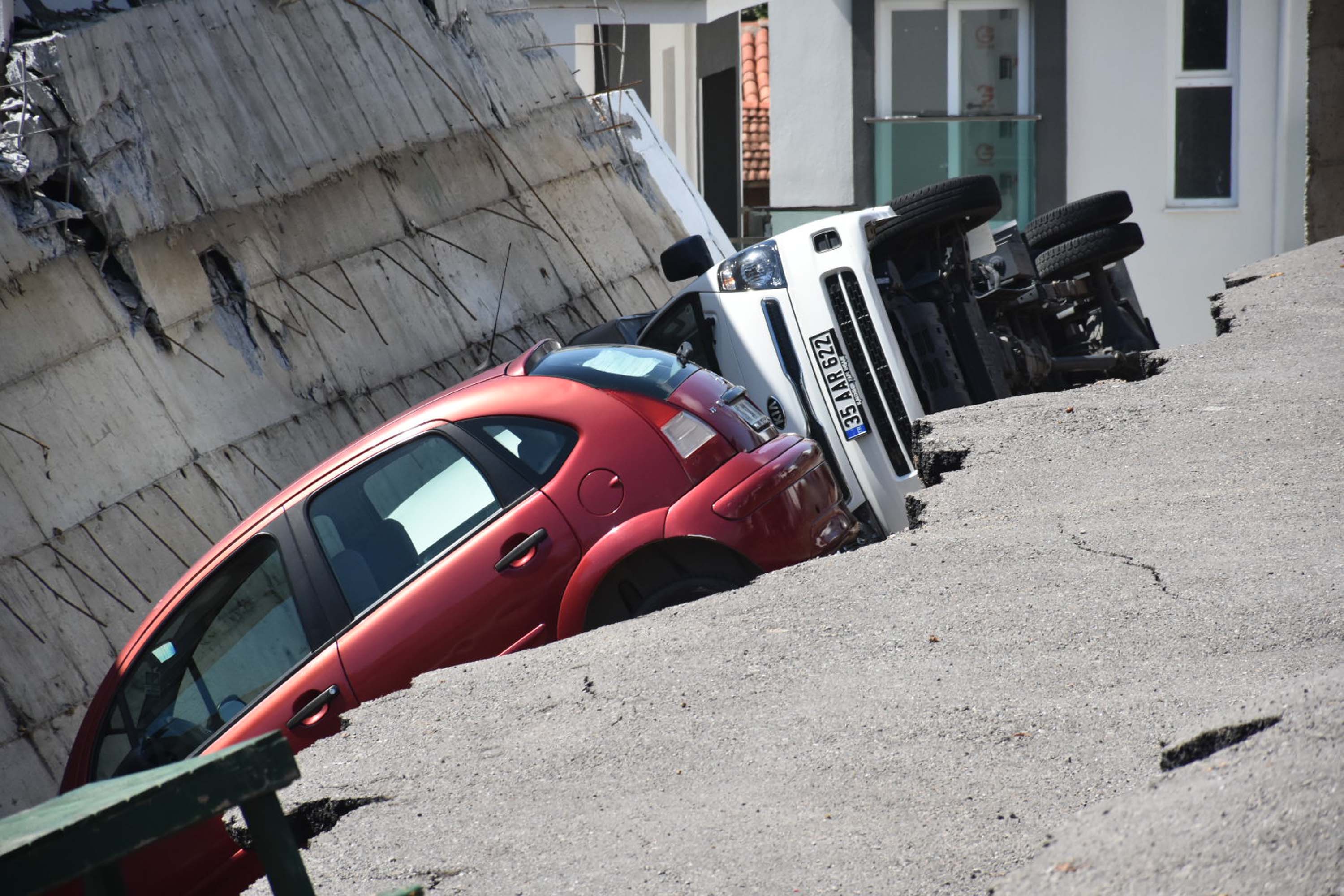 İzmir'de sağanak etkili oldu