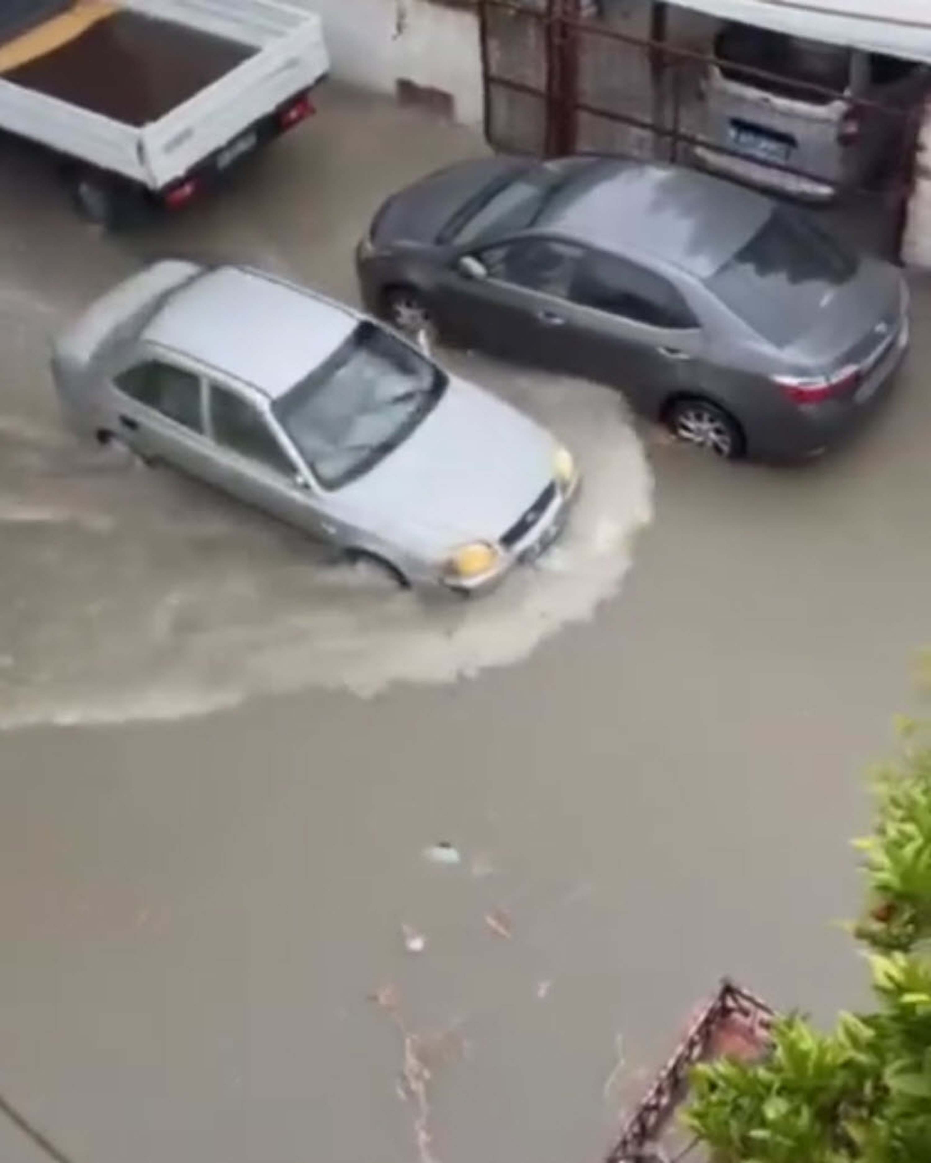 İzmir'de sağanak etkili oldu