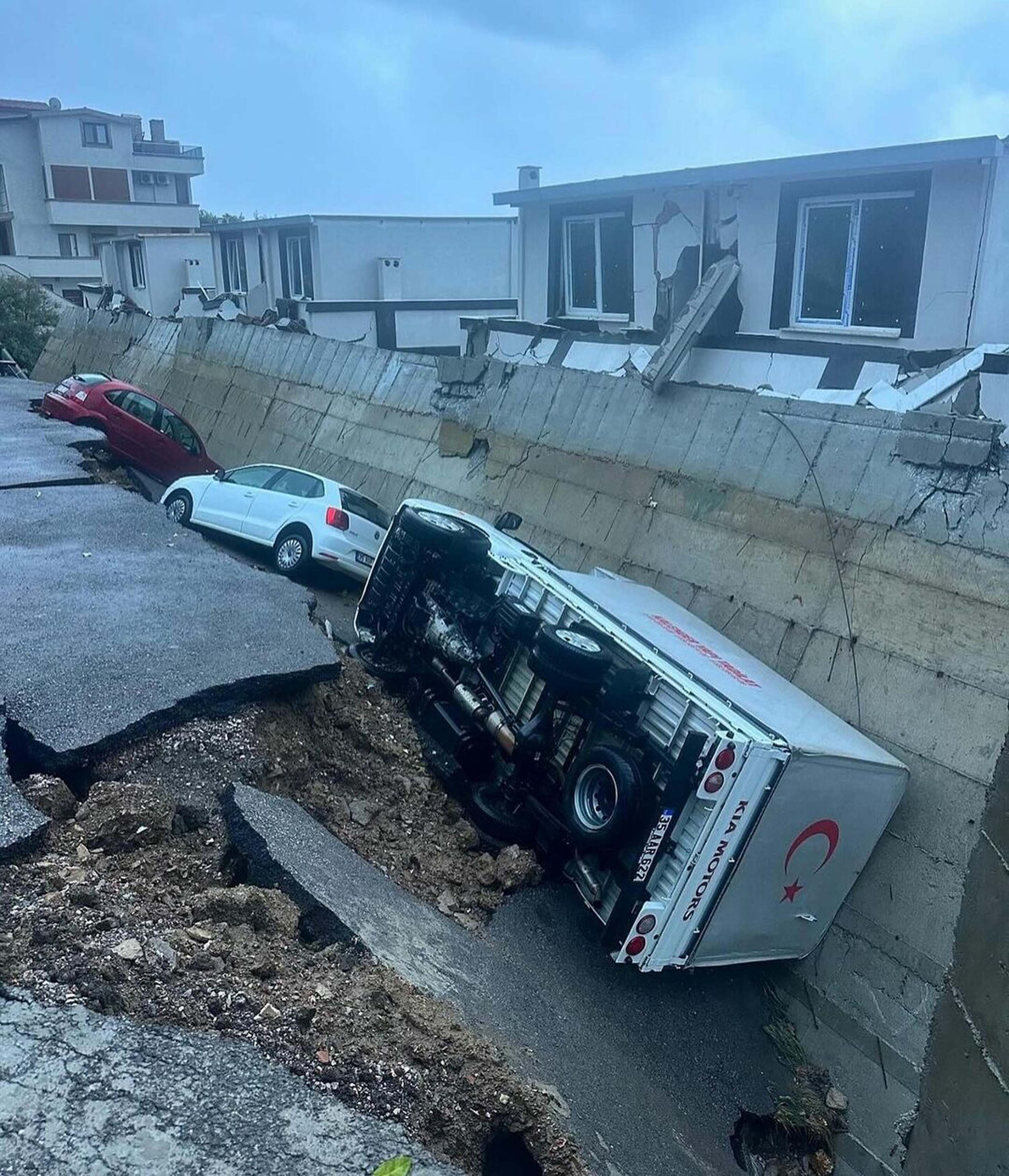 İzmir'de sağanak etkili oldu