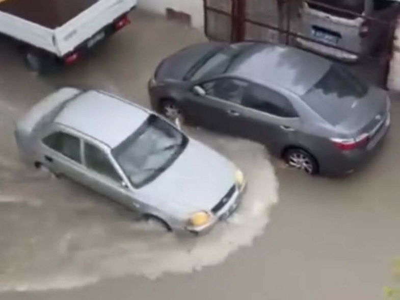 İzmir'de sağanak etkili oldu