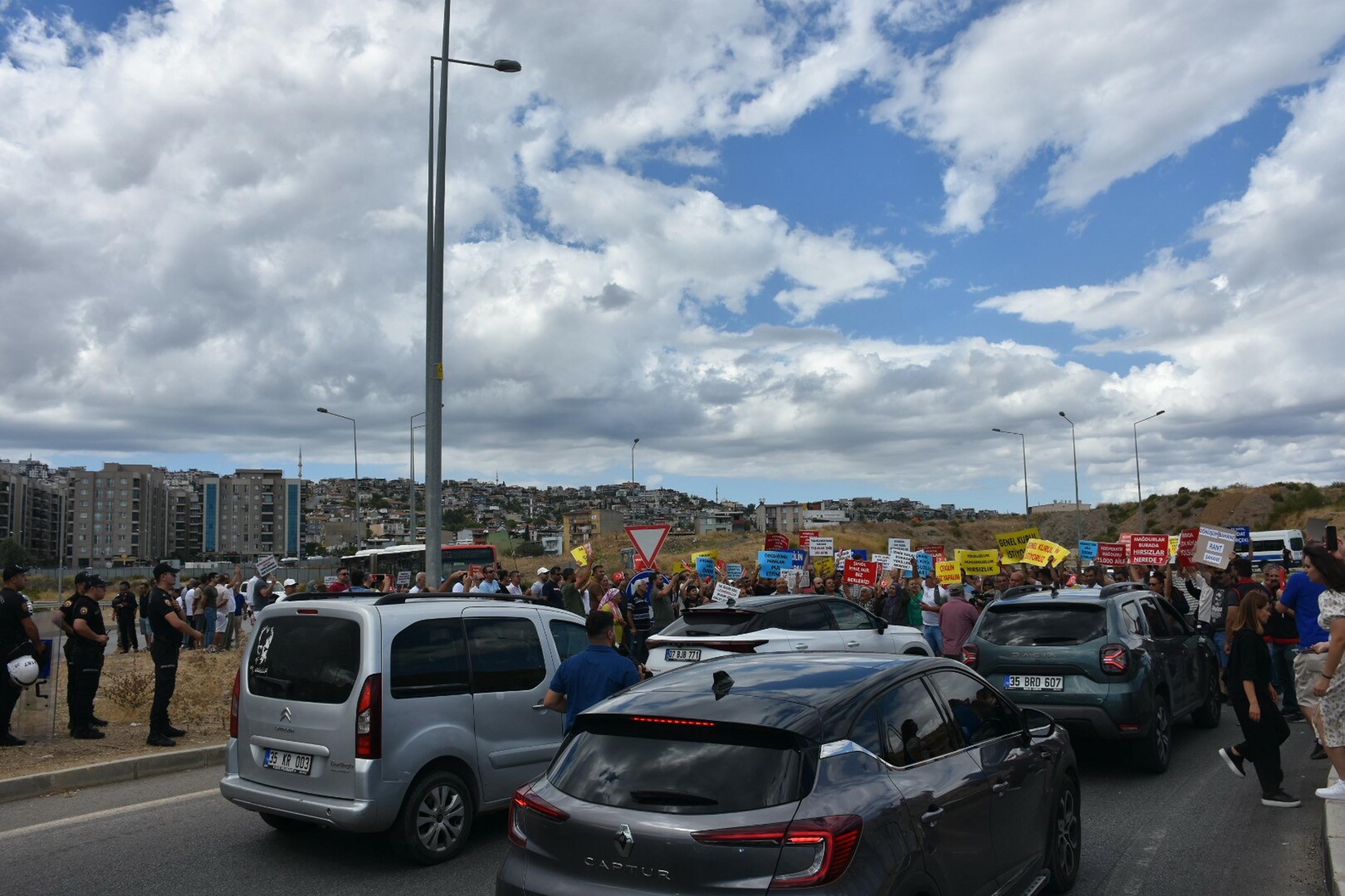 Kentsel dönüşüm mağdurları, yolu trafiğe kapattı 