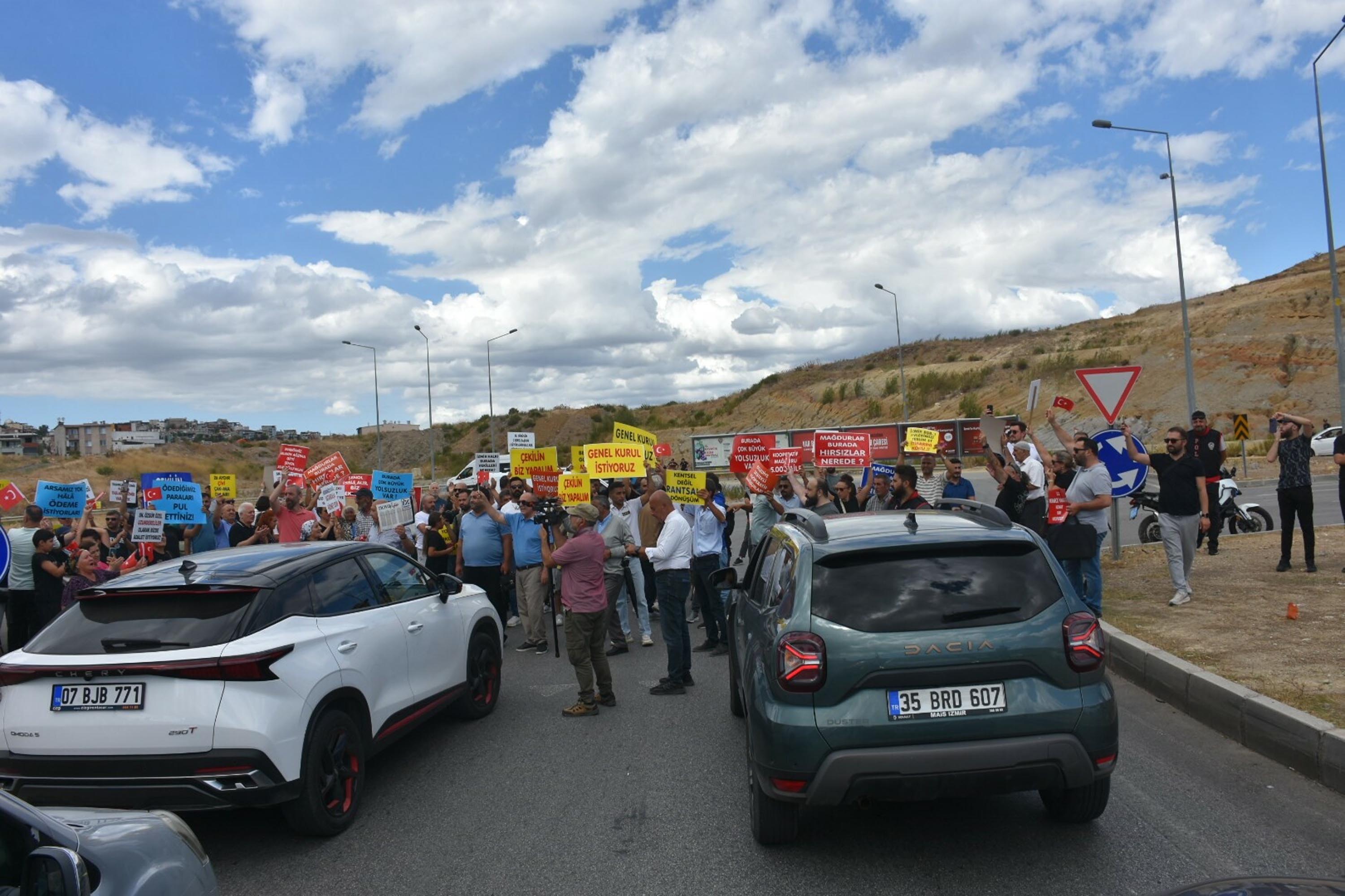 Kentsel dönüşüm mağdurları, yolu trafiğe kapattı 