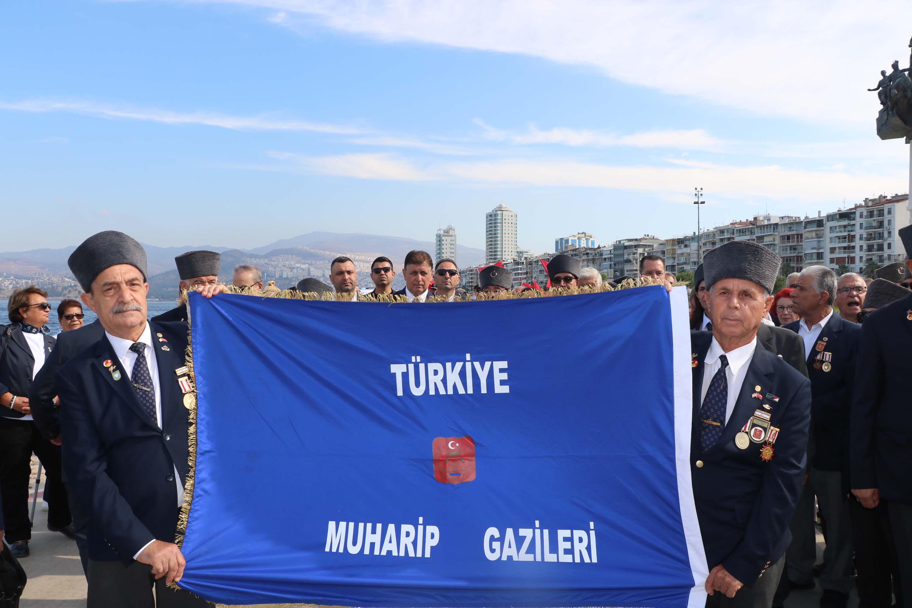 Başkan Tugay babasının madalyalarıyla kahramanların gününe katıldı